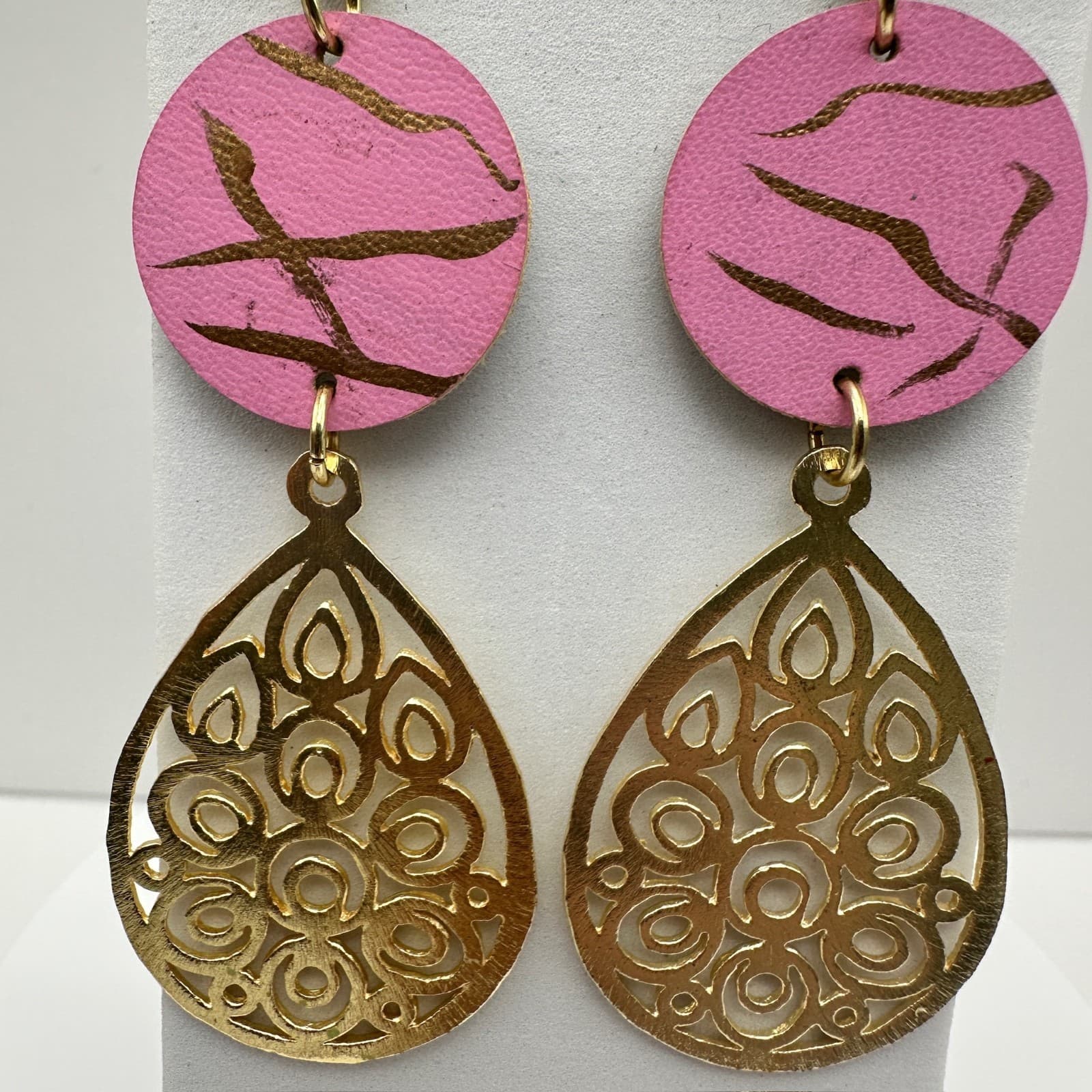 Vintage 90s Gold Filigree Teardrop Dangle Earrings Pink Faux Leather Women's - Thumbnail 4