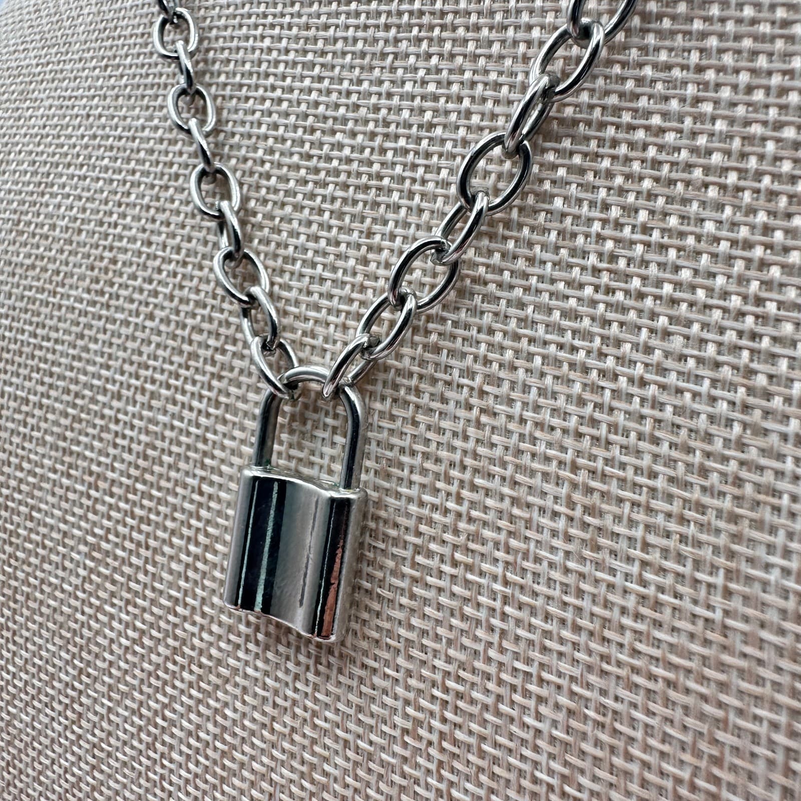 Vintage Y2K Silver Tone Link Chain Padlock Pendant Necklace Classic Jewelry - Thumbnail 4