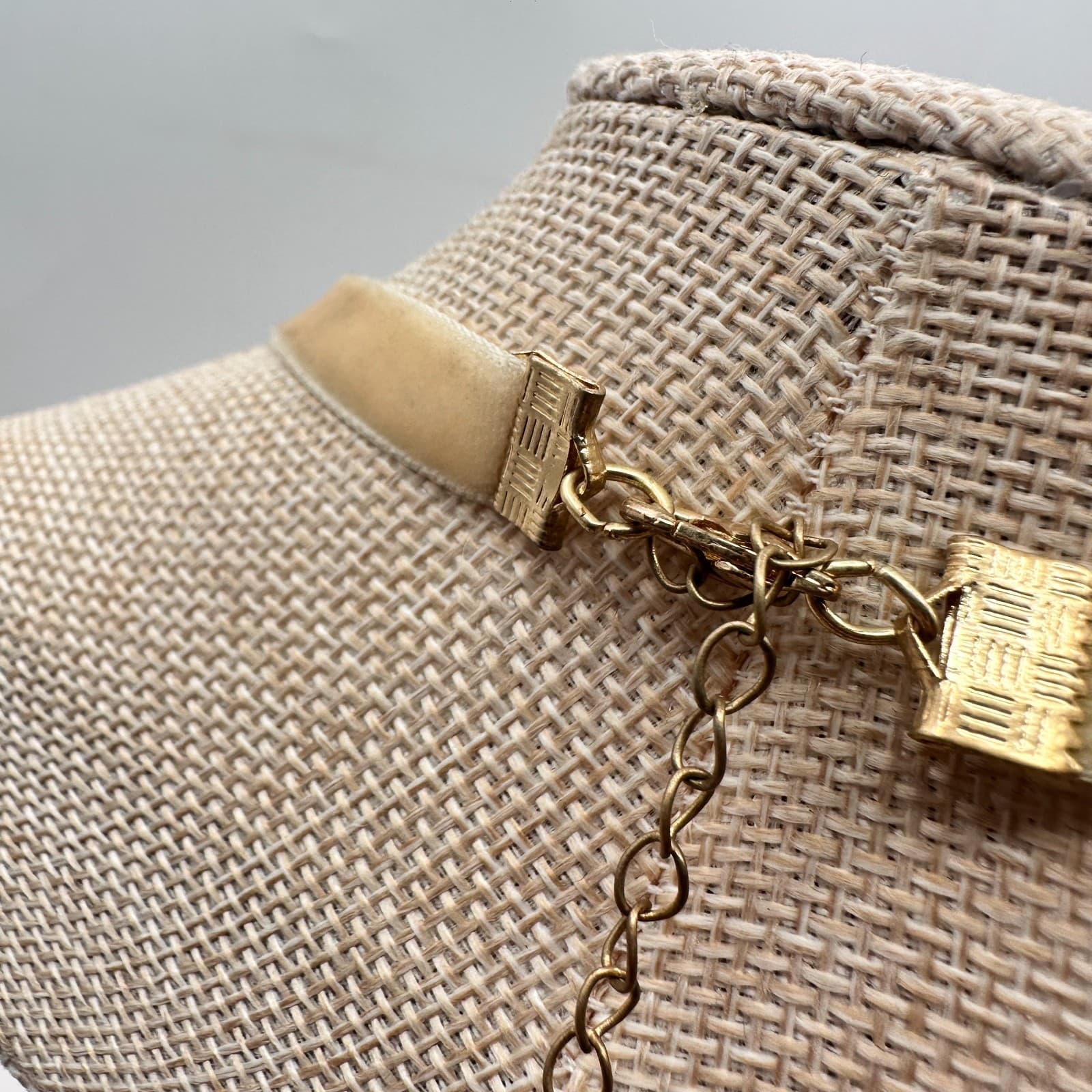 Vintage Y2K Gold Tone Rhinestone Statement Bib Necklace Beige Velvet Jewelry - Thumbnail 8