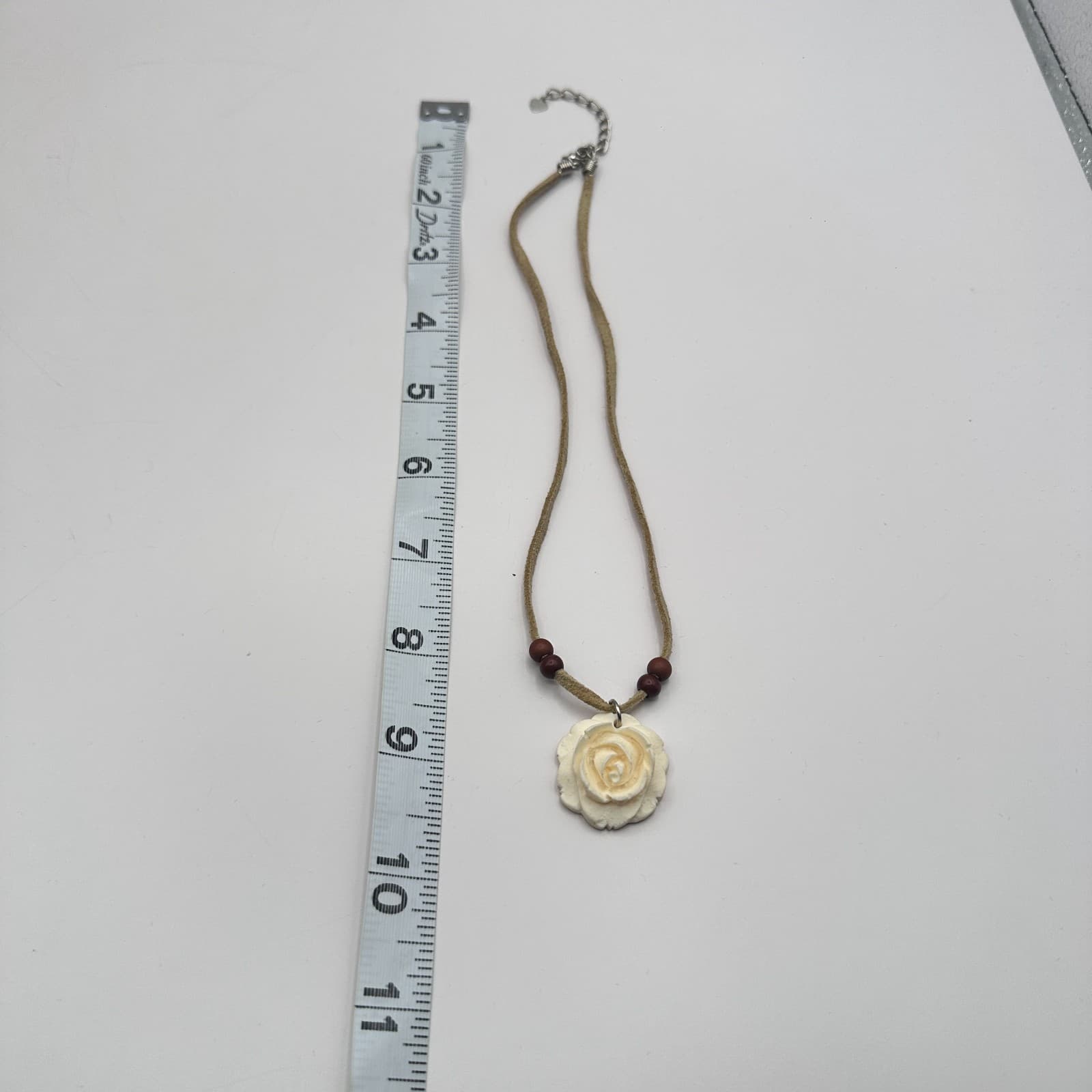 Vintage 90s Wooden Beaded Cream Rose Pendant Necklace Faux Suede Cord Jewelry - Thumbnail 8