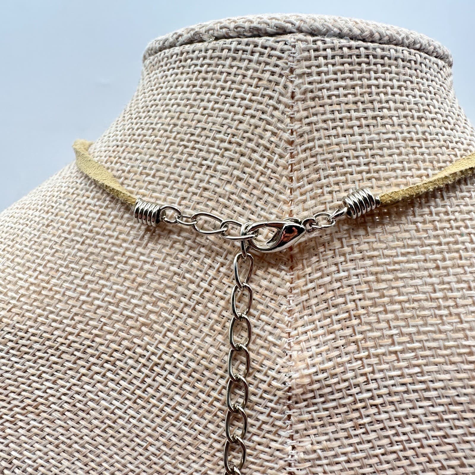 Vintage 90s Wooden Beaded Cream Rose Pendant Necklace Faux Suede Cord Jewelry - Thumbnail 7