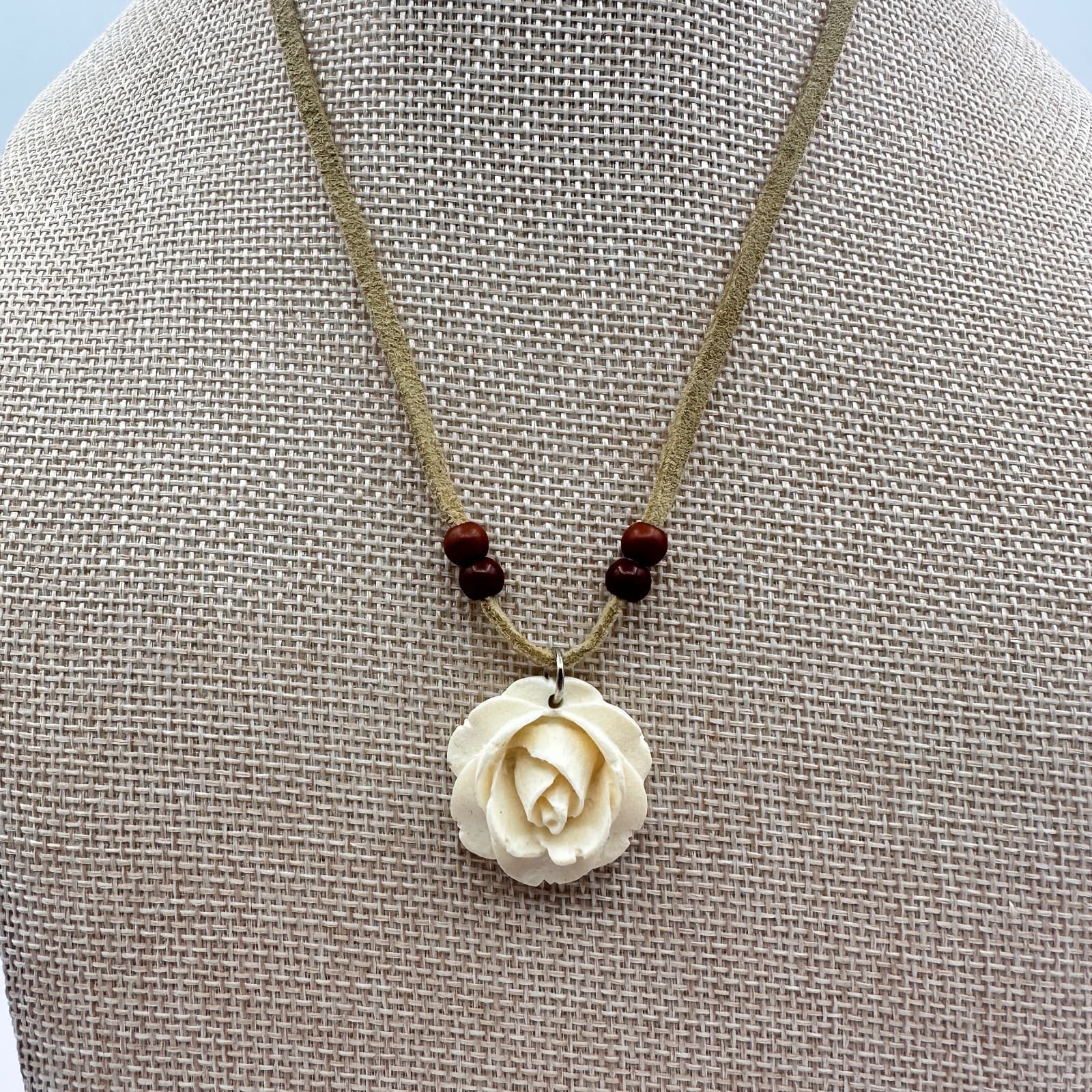 Vintage 90s Wooden Beaded Cream Rose Pendant Necklace Faux Suede Cord Jewelry - Thumbnail 3