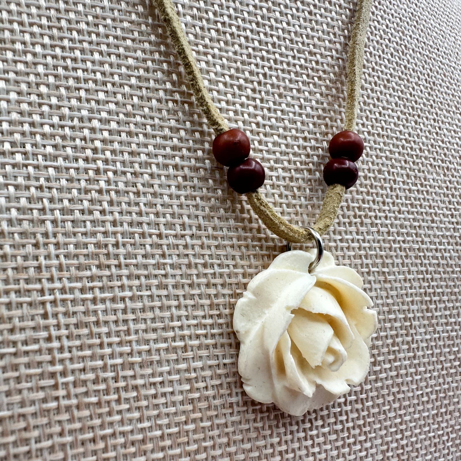 Vintage 90s Wooden Beaded Cream Rose Pendant Necklace Faux Suede Cord Jewelry - Thumbnail 4