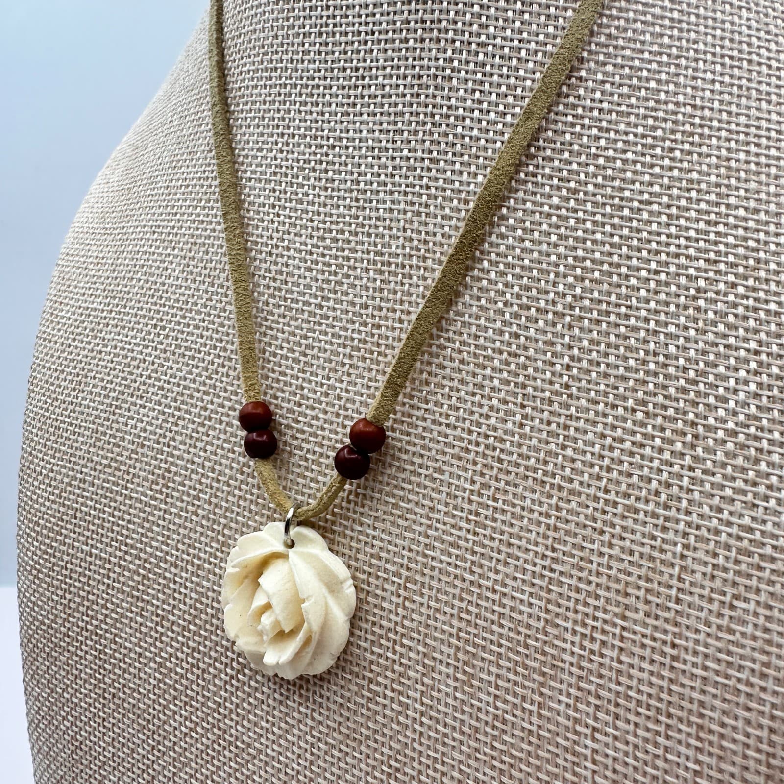 Vintage 90s Wooden Beaded Cream Rose Pendant Necklace Faux Suede Cord Jewelry - Thumbnail 6