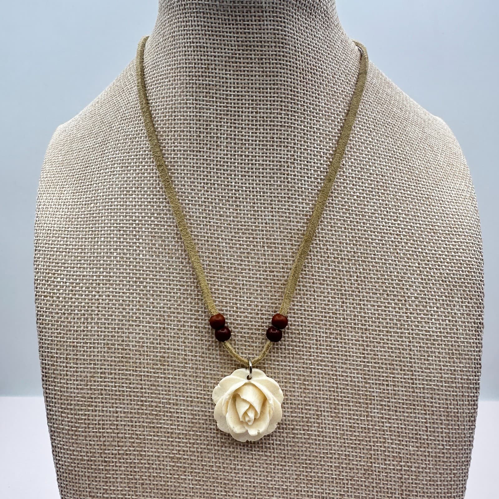 Vintage 90s Wooden Beaded Cream Rose Pendant Necklace Faux Suede Cord Jewelry - Thumbnail 2