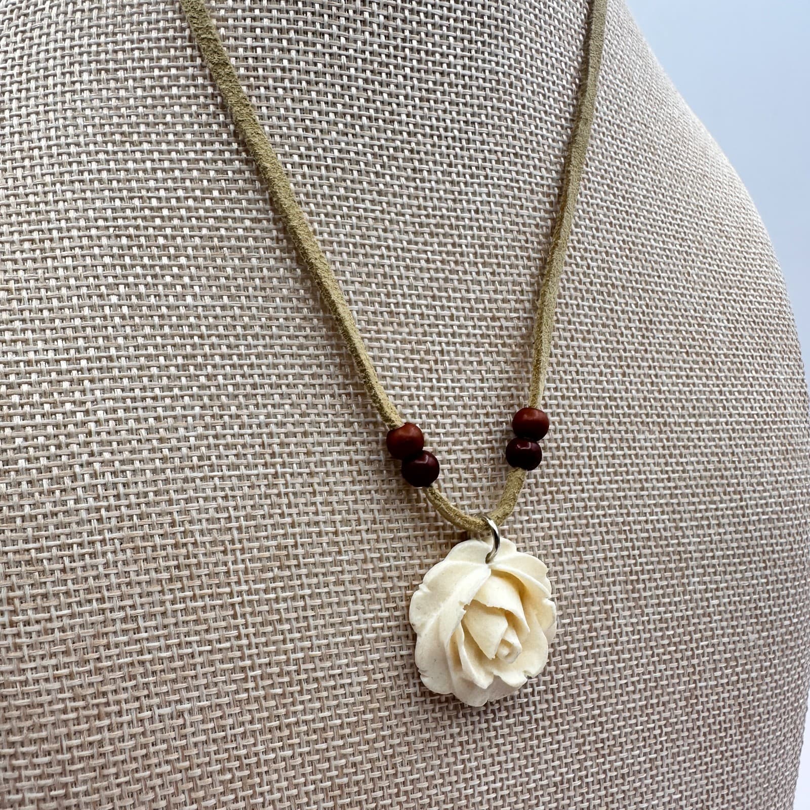 Vintage 90s Wooden Beaded Cream Rose Pendant Necklace Faux Suede Cord Jewelry - Thumbnail 5