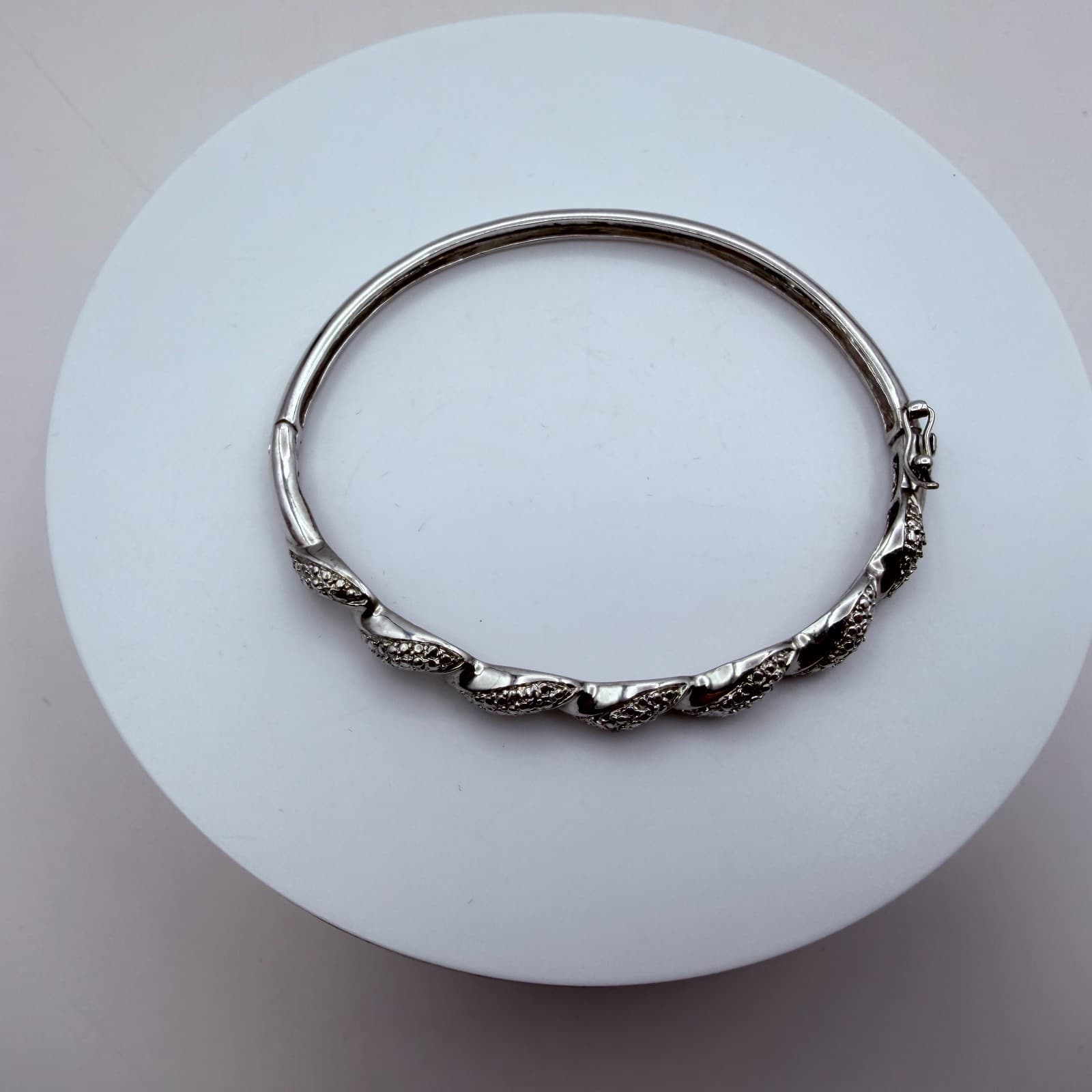 Vintage Y2K Silver Tone Twisted Bangle Retro Women's Classic Fashion Jewelry - Thumbnail 6