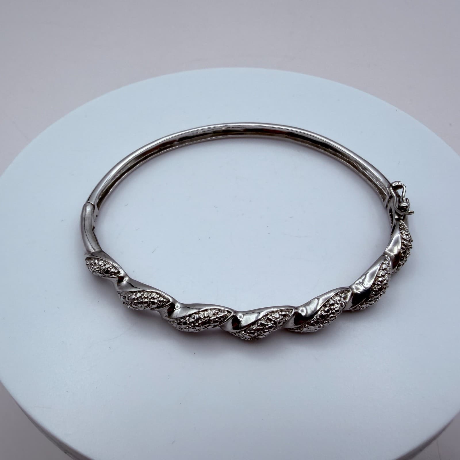 Vintage Y2K Silver Tone Twisted Bangle Retro Women's Classic Fashion Jewelry - Thumbnail 3
