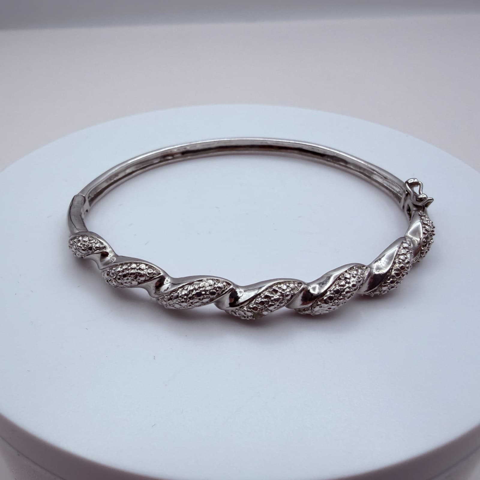 Vintage Y2K Silver Tone Twisted Bangle Retro Women's Classic Fashion Jewelry - Image 1