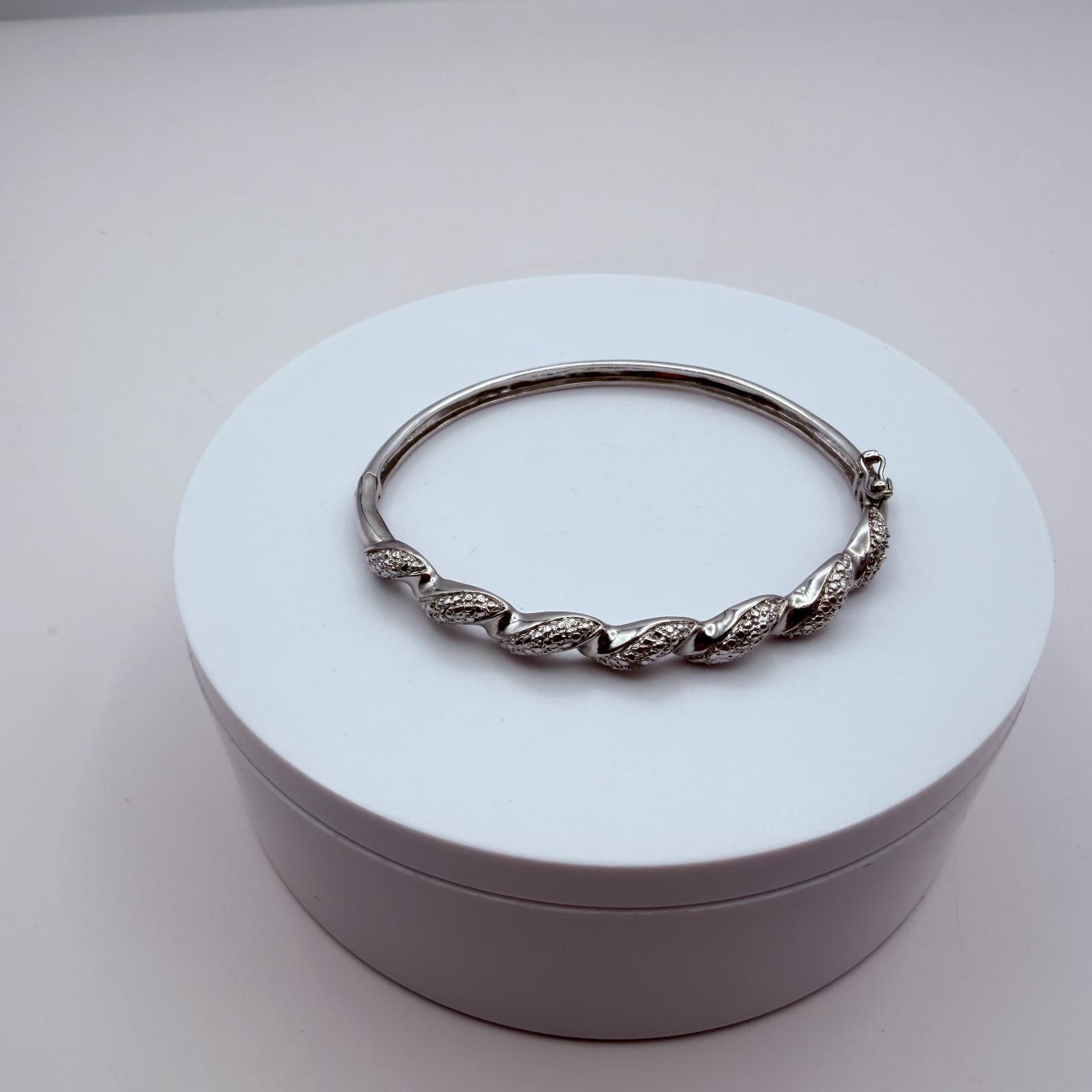 Vintage Y2K Silver Tone Twisted Bangle Retro Women's Classic Fashion Jewelry - Thumbnail 5