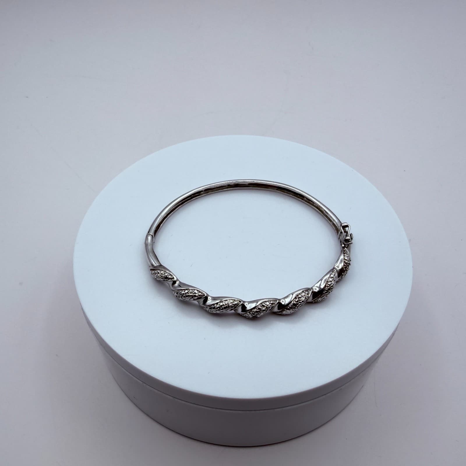 Vintage Y2K Silver Tone Twisted Bangle Retro Women's Classic Fashion Jewelry - Thumbnail 2