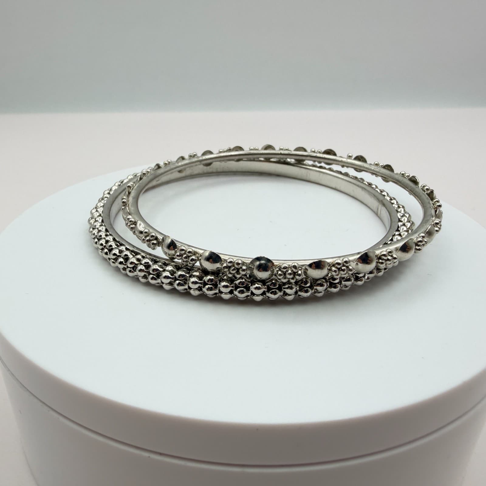 Vintage Y2K Silver Tone Textured Bangle Boho Women's Classic Fashion Jewelry - Image 1