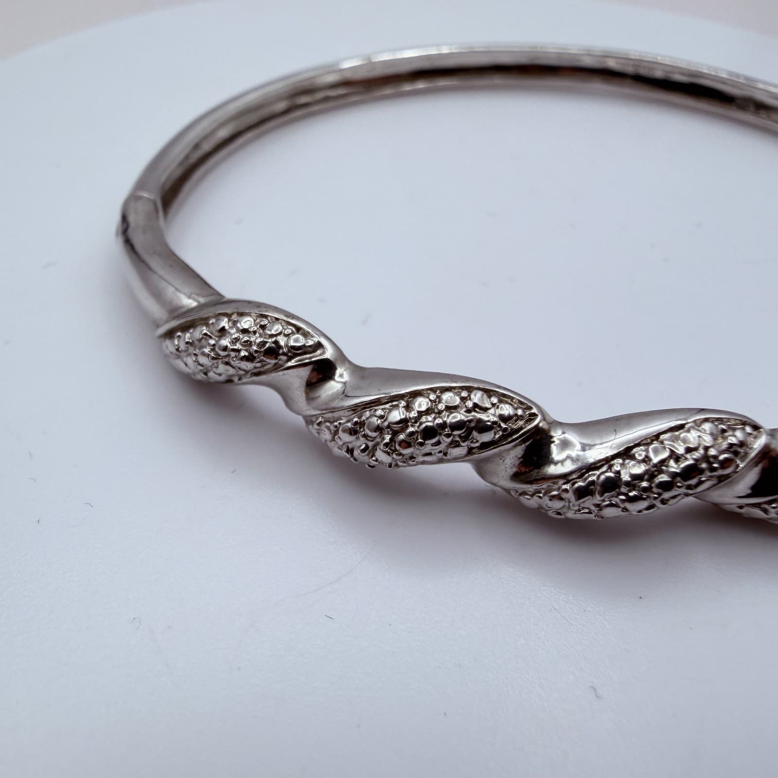 Vintage Y2K Silver Tone Twisted Bangle Retro Women's Classic Fashion Jewelry - Thumbnail 4