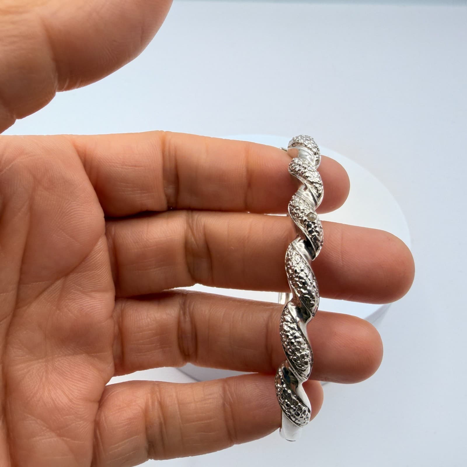 Vintage Y2K Silver Tone Twisted Bangle Retro Women's Classic Fashion Jewelry - Thumbnail 7