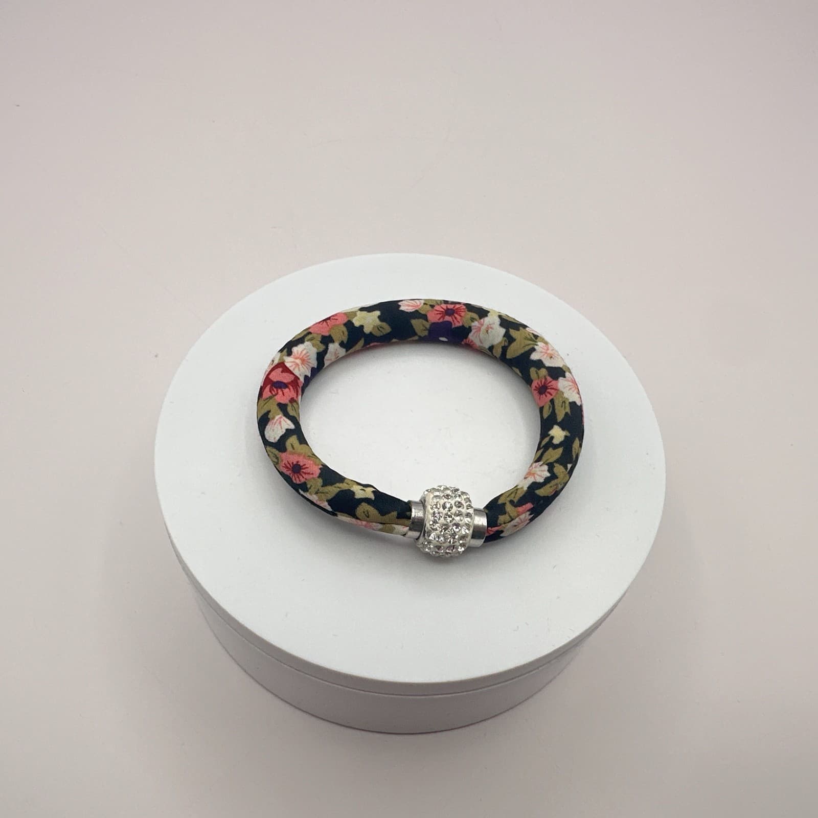 Vintage 90s Floral Fabric Bangle Bracelet Glass Rhinestone Charm Classic Jewelry - Thumbnail 3