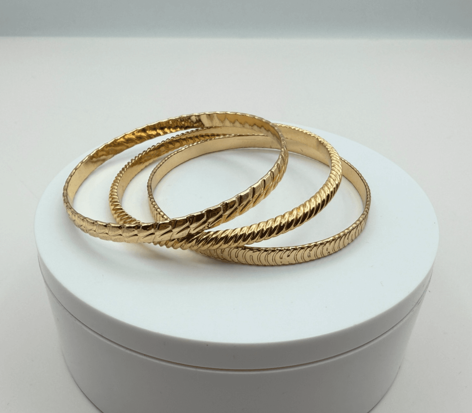 Vintage Y2K Gold Tone Textured Bangle Set Boho Women's Classic Fashion Jewelry - Thumbnail 2
