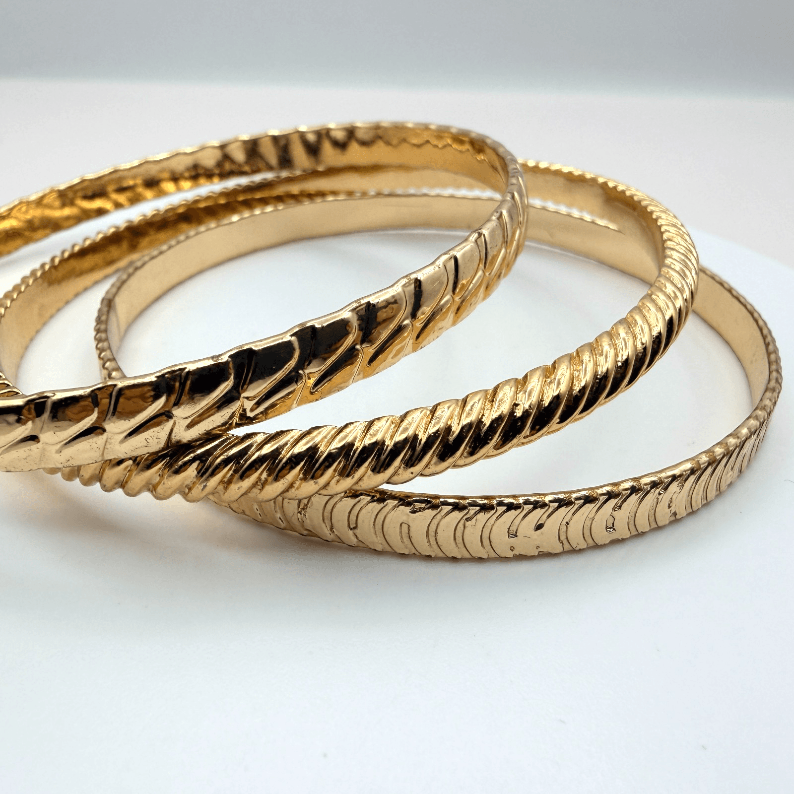 Vintage Y2K Gold Tone Textured Bangle Set Boho Women's Classic Fashion Jewelry - Image 1