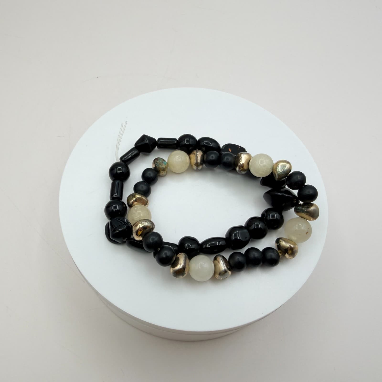 Vintage Y2K Gold Tone Black White Beaded Stretch Bracelet Boho Women's Jewelry - Thumbnail 5