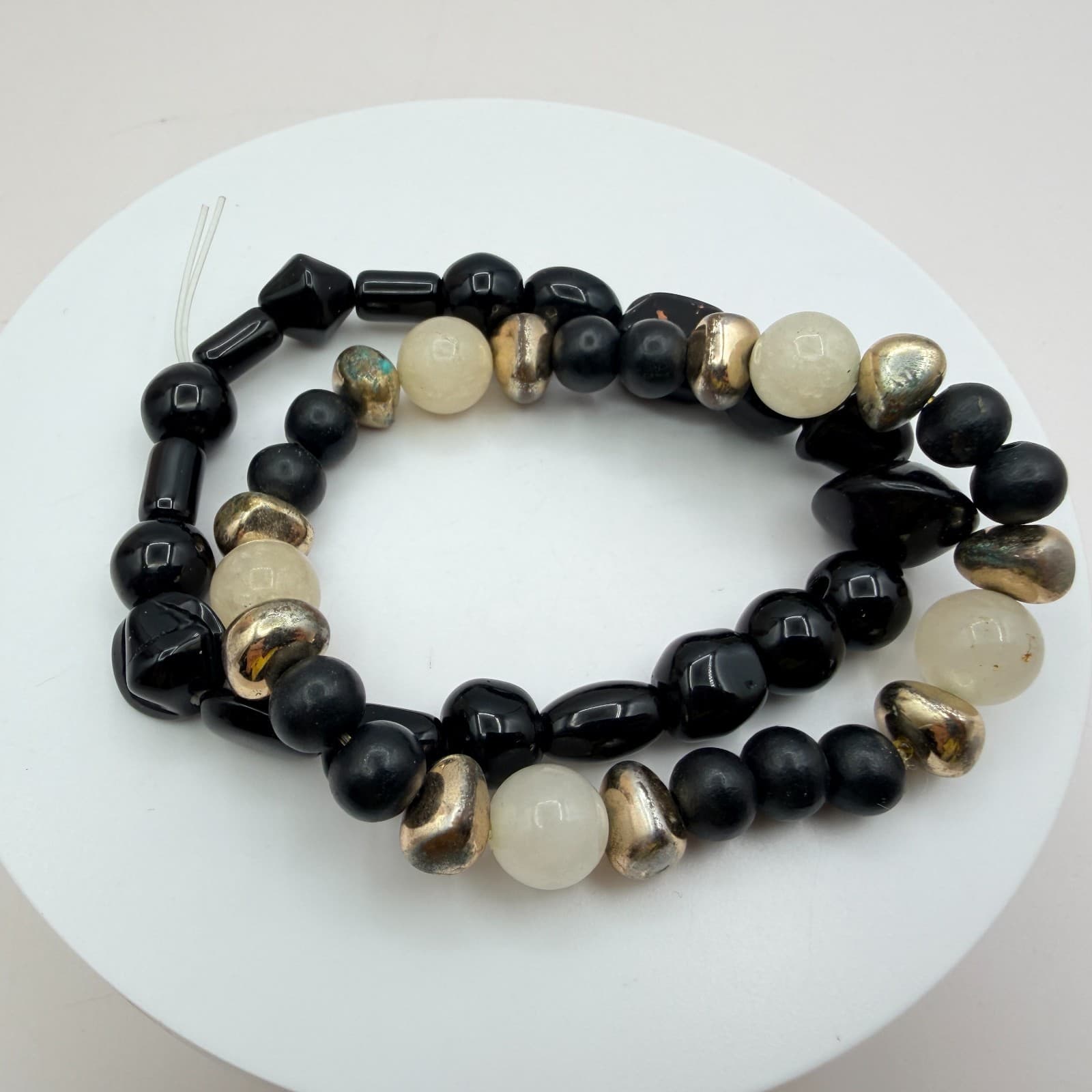 Vintage Y2K Gold Tone Black White Beaded Stretch Bracelet Boho Women's Jewelry - Thumbnail 6