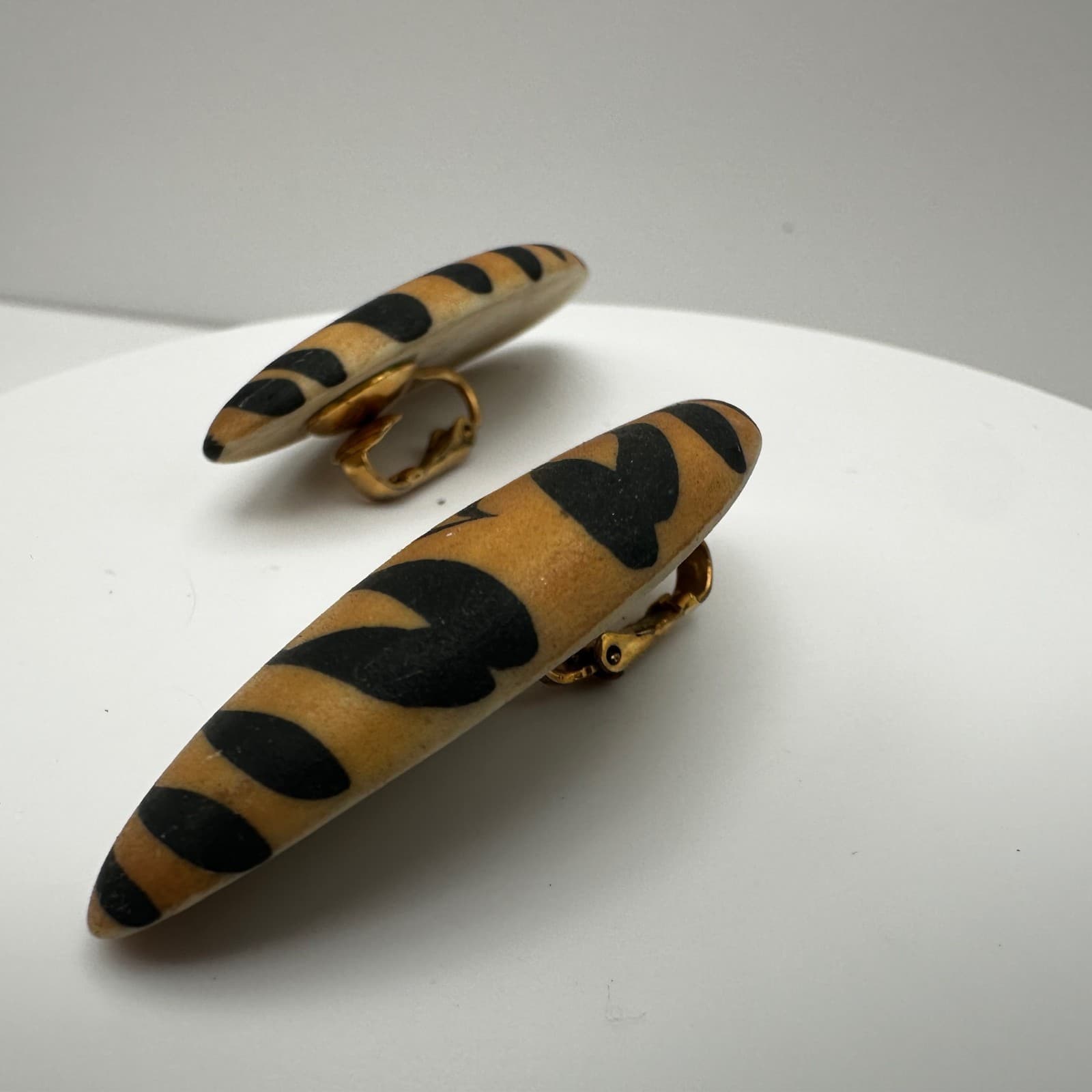 Vintage 90s Tiger Print Animal Statement Domed Clip-On Earrings Costume Jewelry - Thumbnail 3