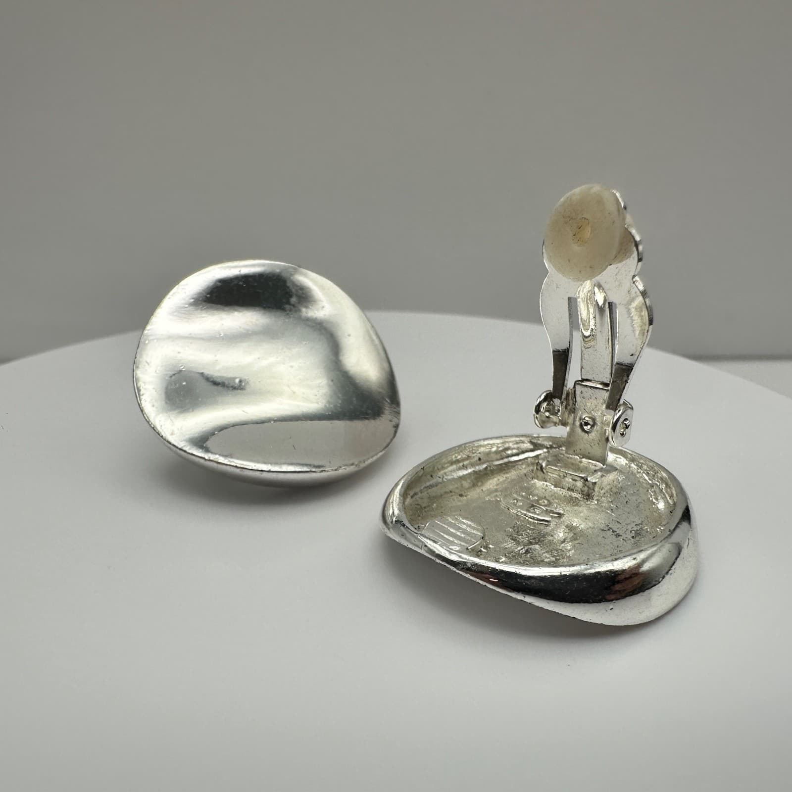 Vintage Avon Clip-On Dome Earrings Silver Tone Y2K 90s 80s Women's Jewelry - Thumbnail 5