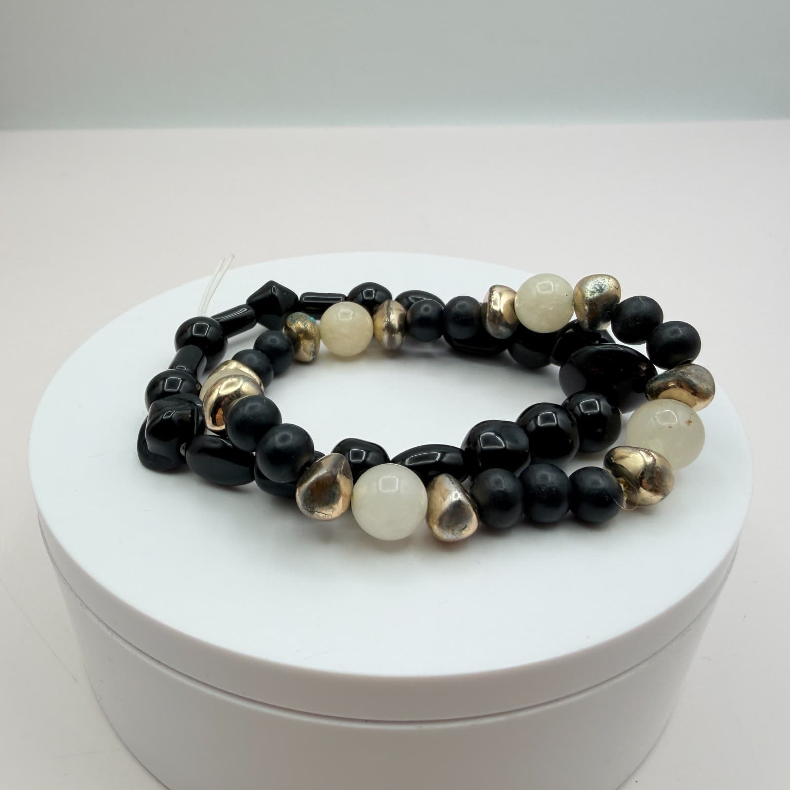 Vintage Y2K Gold Tone Black White Beaded Stretch Bracelet Boho Women's Jewelry - Thumbnail 2