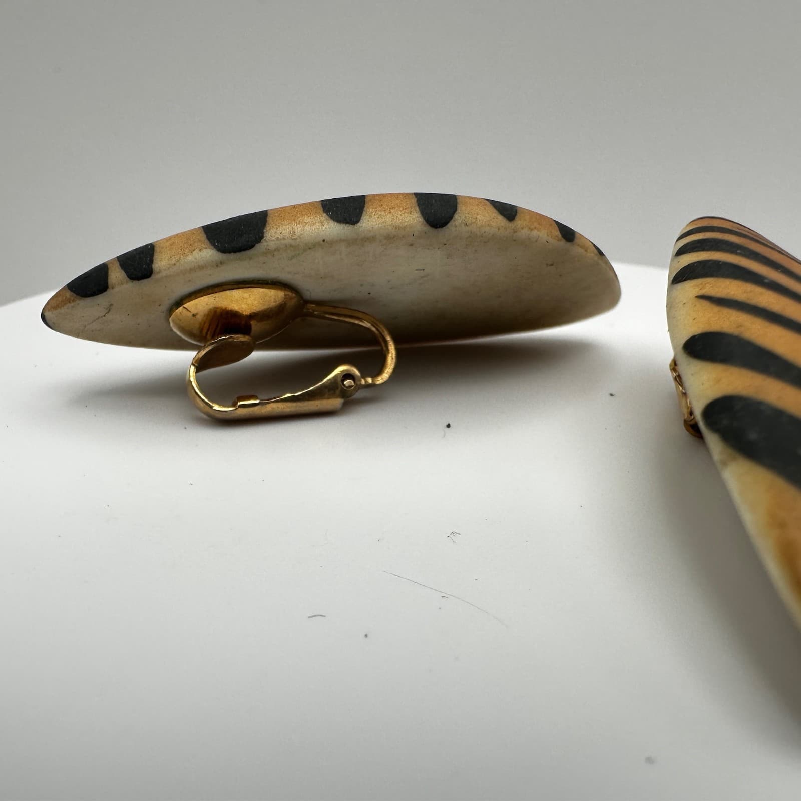 Vintage 90s Tiger Print Animal Statement Domed Clip-On Earrings Costume Jewelry - Thumbnail 4