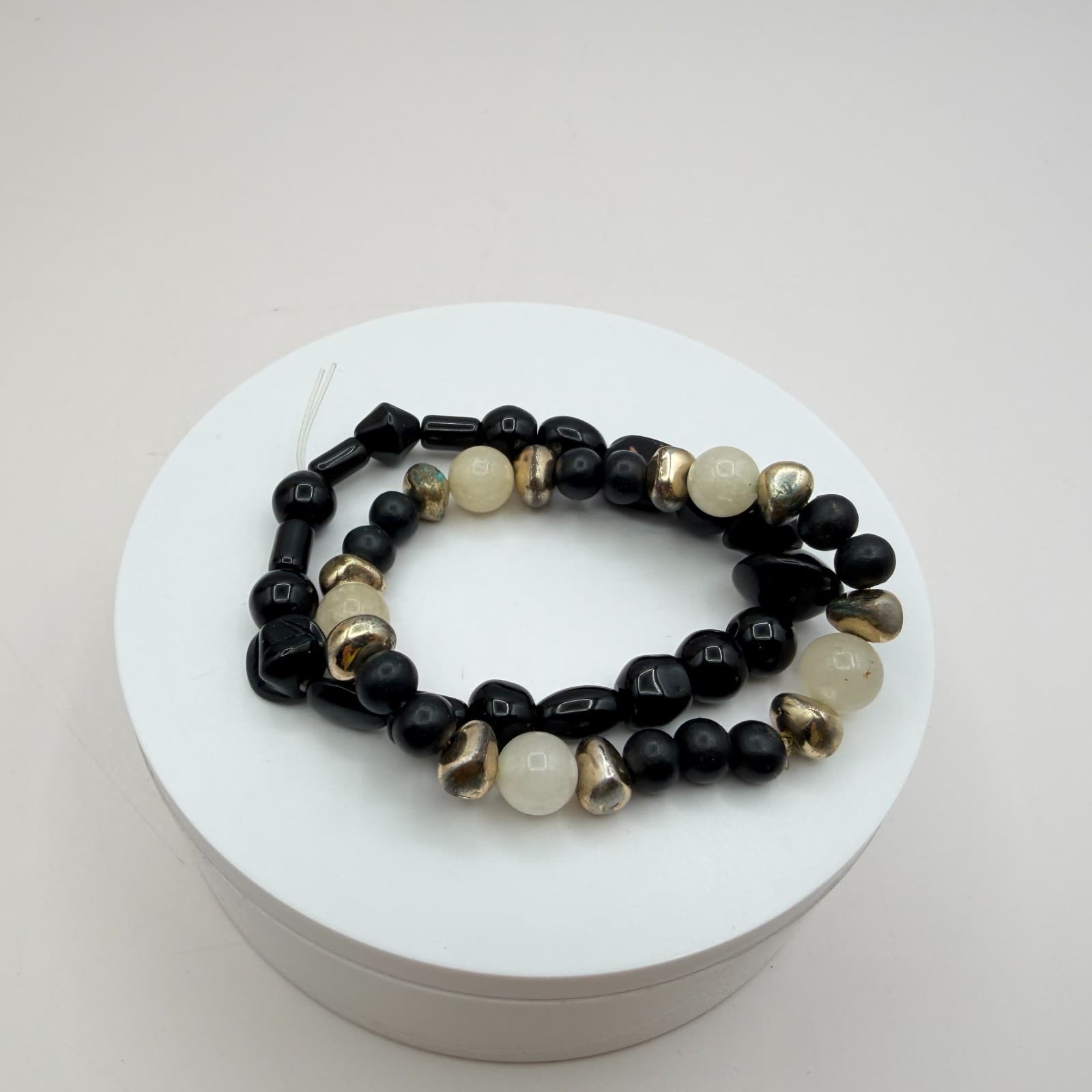 Vintage Y2K Gold Tone Black White Beaded Stretch Bracelet Boho Women's Jewelry - Thumbnail 3