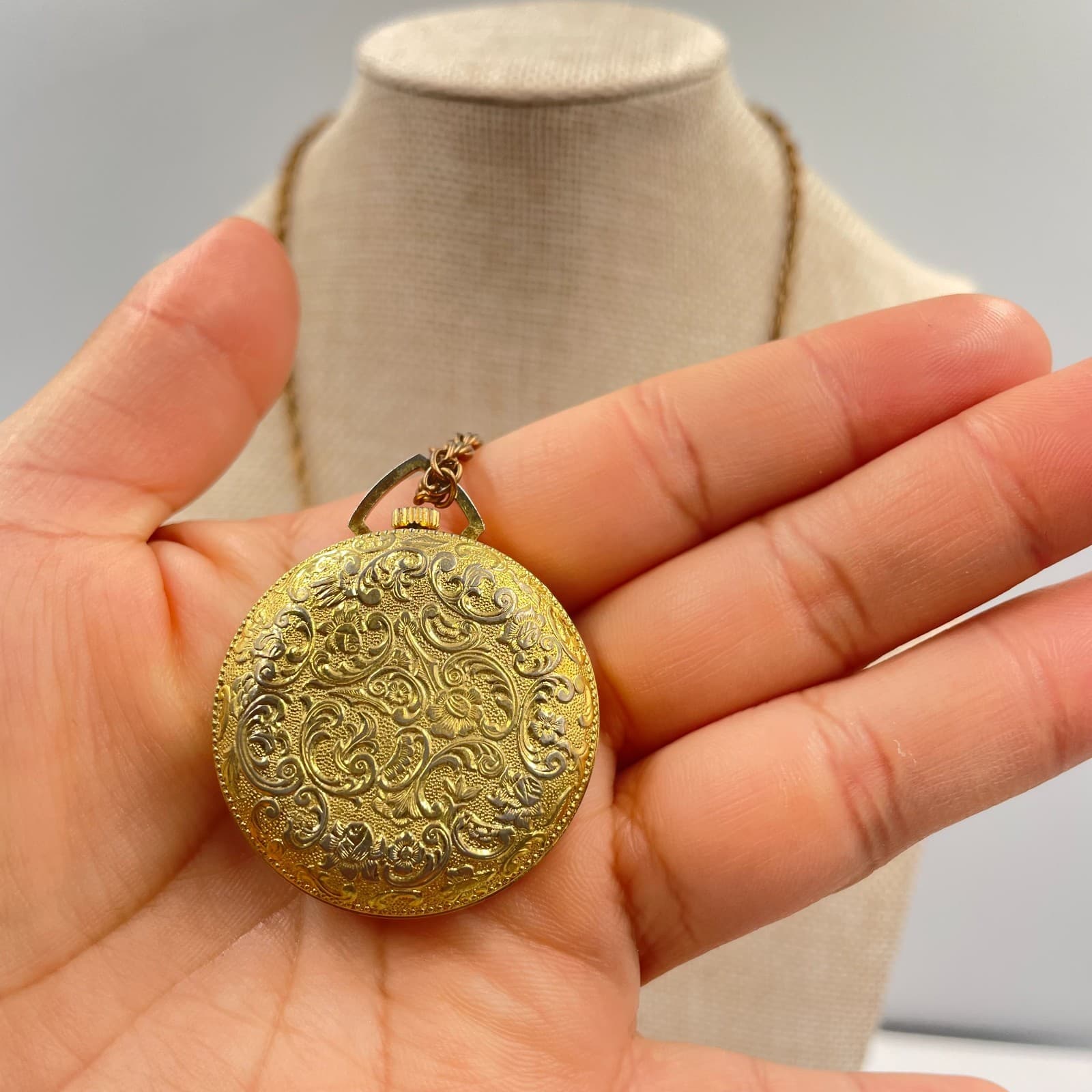 VTG Whitney Gold-Tone Fashion Horology Swiss-Made Dial Watch Pendant Necklace - Thumbnail 5