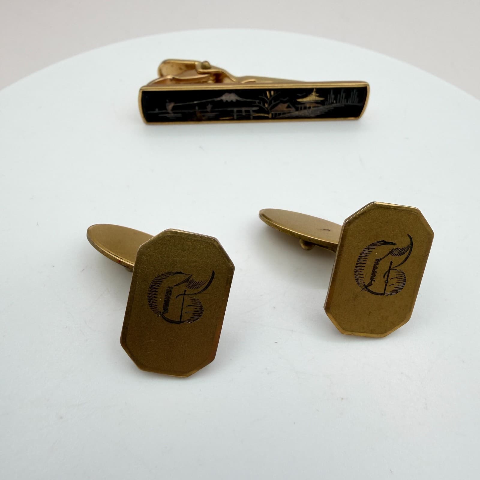 Vintage 90s Gold Tone Tie Clip Cufflinks Set Men's Classic Fashion Jewelry - Image 1