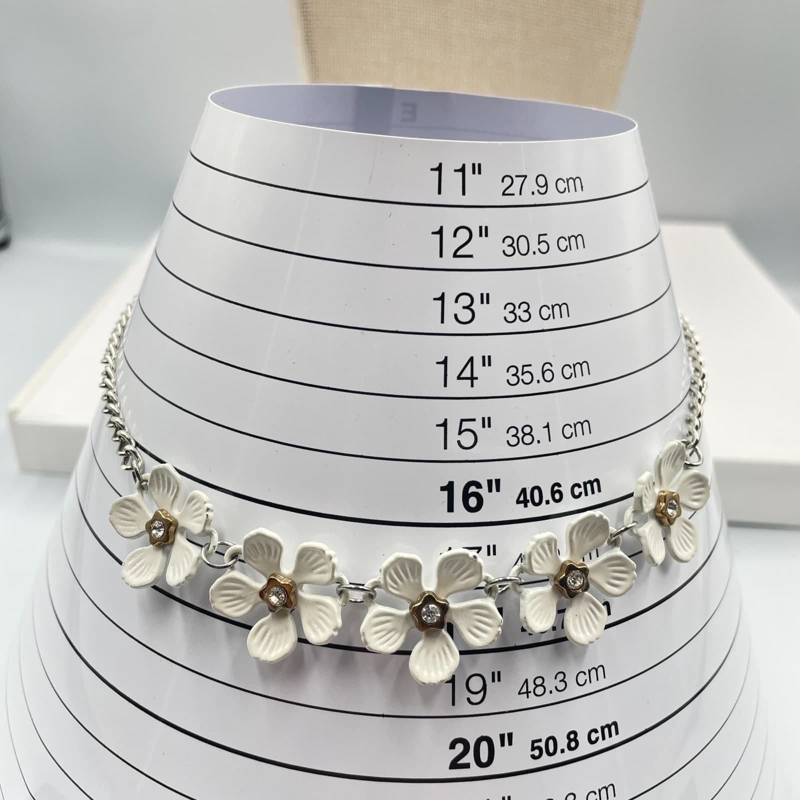 VTG Silver-Tone White Rhinestone Petal Daisy Charm Garland Bib Station Necklace - Thumbnail 10