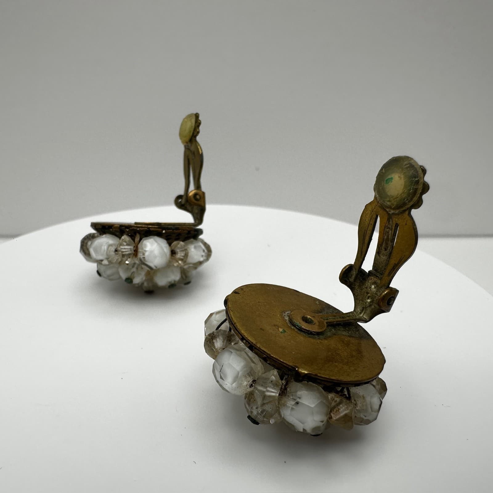 Vintage 90s frosted white faceted glass bead cluster clip-on earrings Jewelry - Thumbnail 6