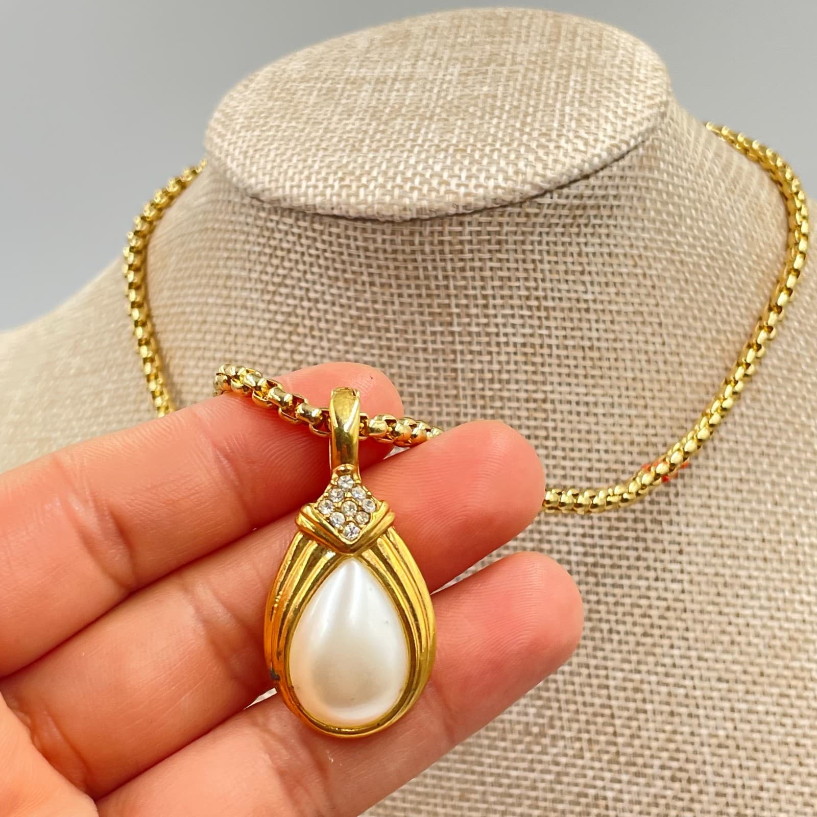 VTG Gold-Tone Mother of Pearls Rhinestone Embellished Teardrop Pendant Necklace - Thumbnail 4