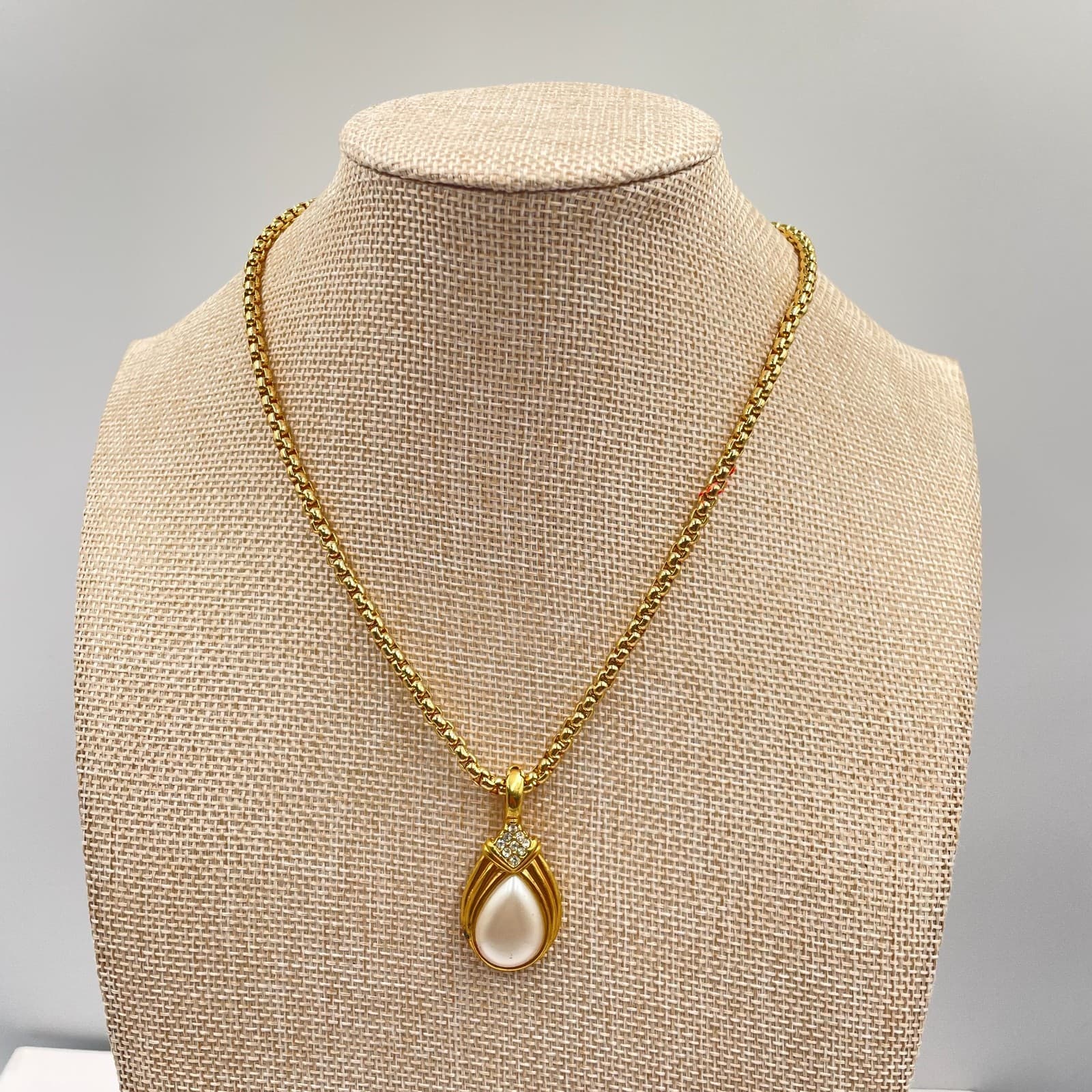 VTG Gold-Tone Mother of Pearls Rhinestone Embellished Teardrop Pendant Necklace - Image 1
