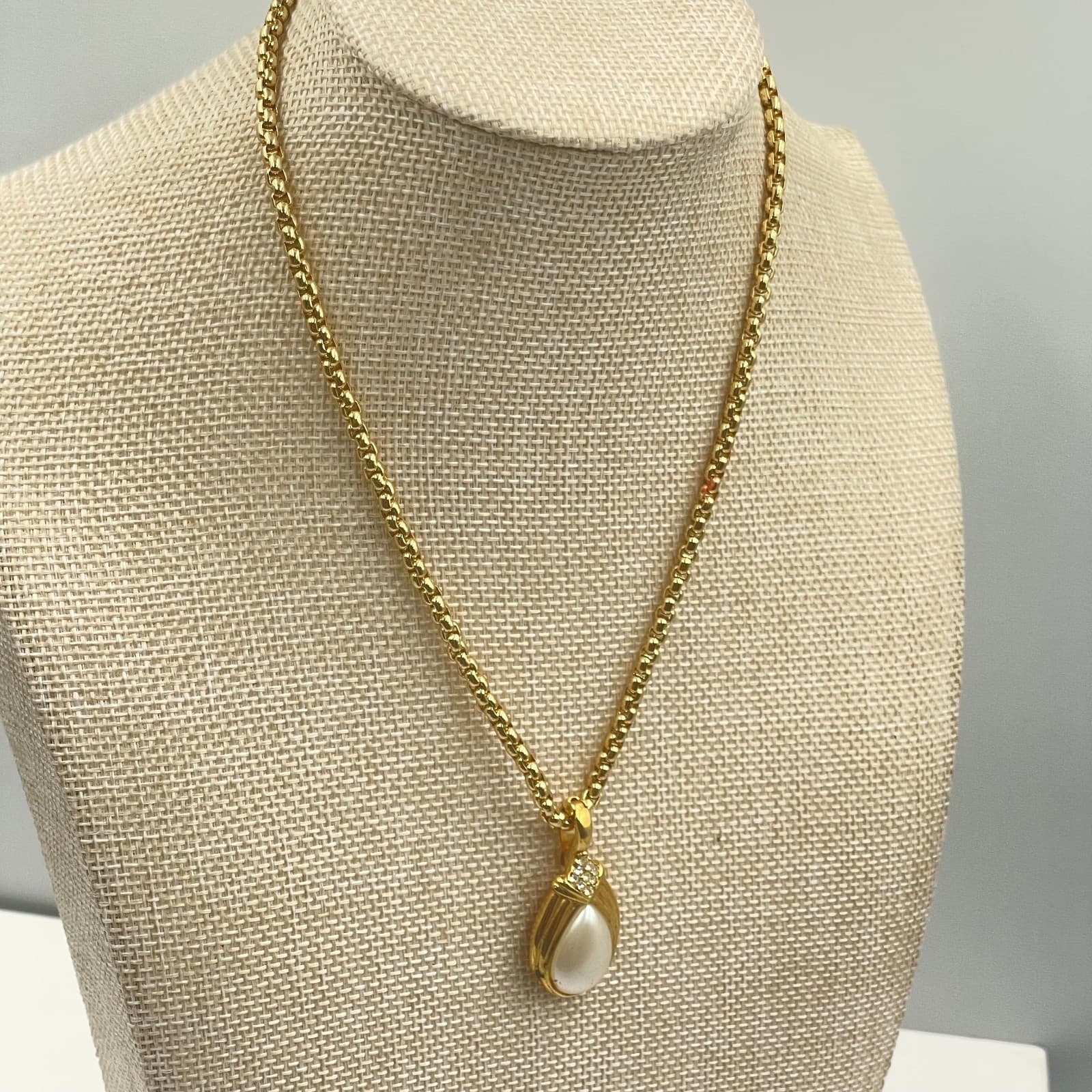 VTG Gold-Tone Mother of Pearls Rhinestone Embellished Teardrop Pendant Necklace - Thumbnail 6
