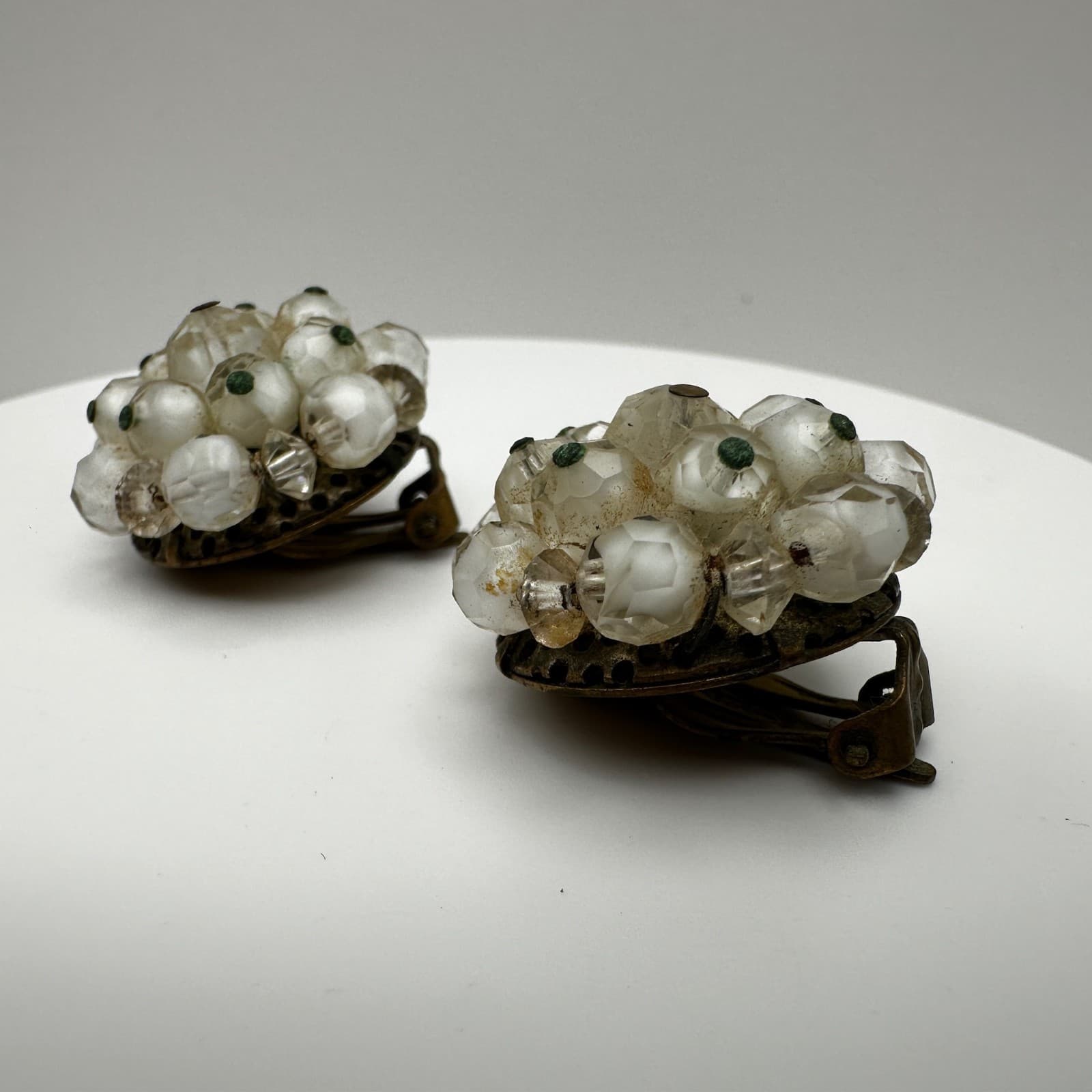 Vintage 90s frosted white faceted glass bead cluster clip-on earrings Jewelry - Thumbnail 5