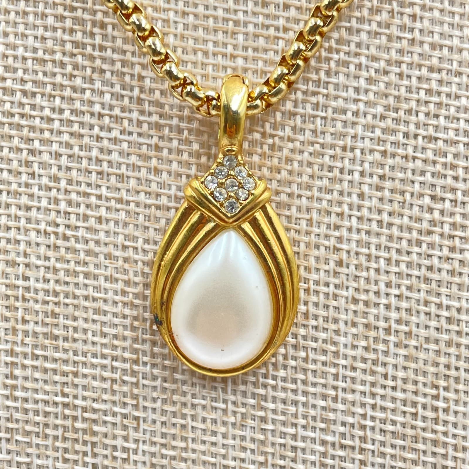 VTG Gold-Tone Mother of Pearls Rhinestone Embellished Teardrop Pendant Necklace - Thumbnail 3