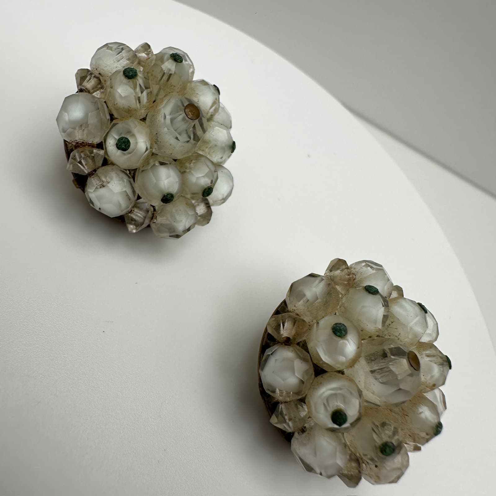 Vintage 90s frosted white faceted glass bead cluster clip-on earrings Jewelry - Thumbnail 4