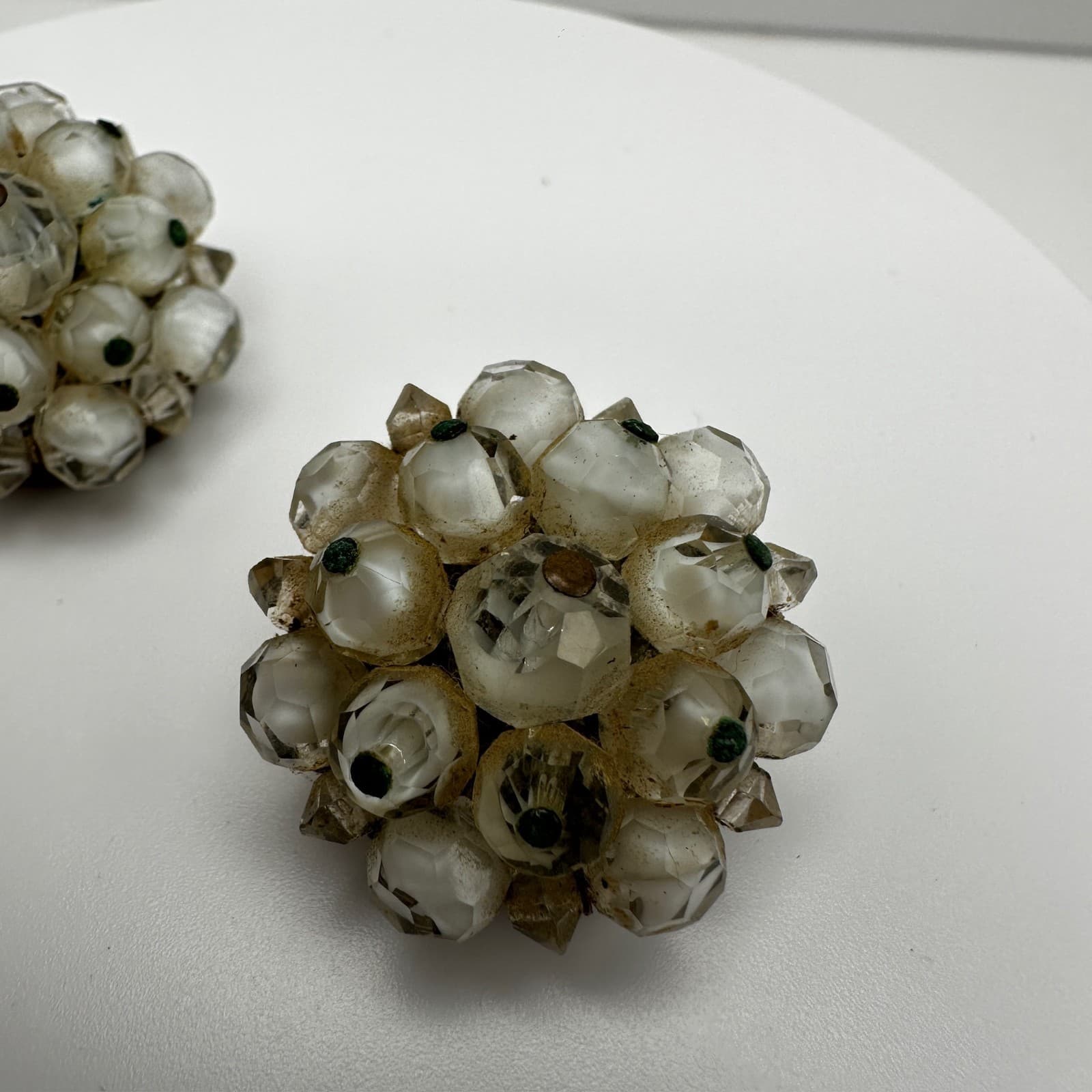 Vintage 90s frosted white faceted glass bead cluster clip-on earrings Jewelry - Thumbnail 3