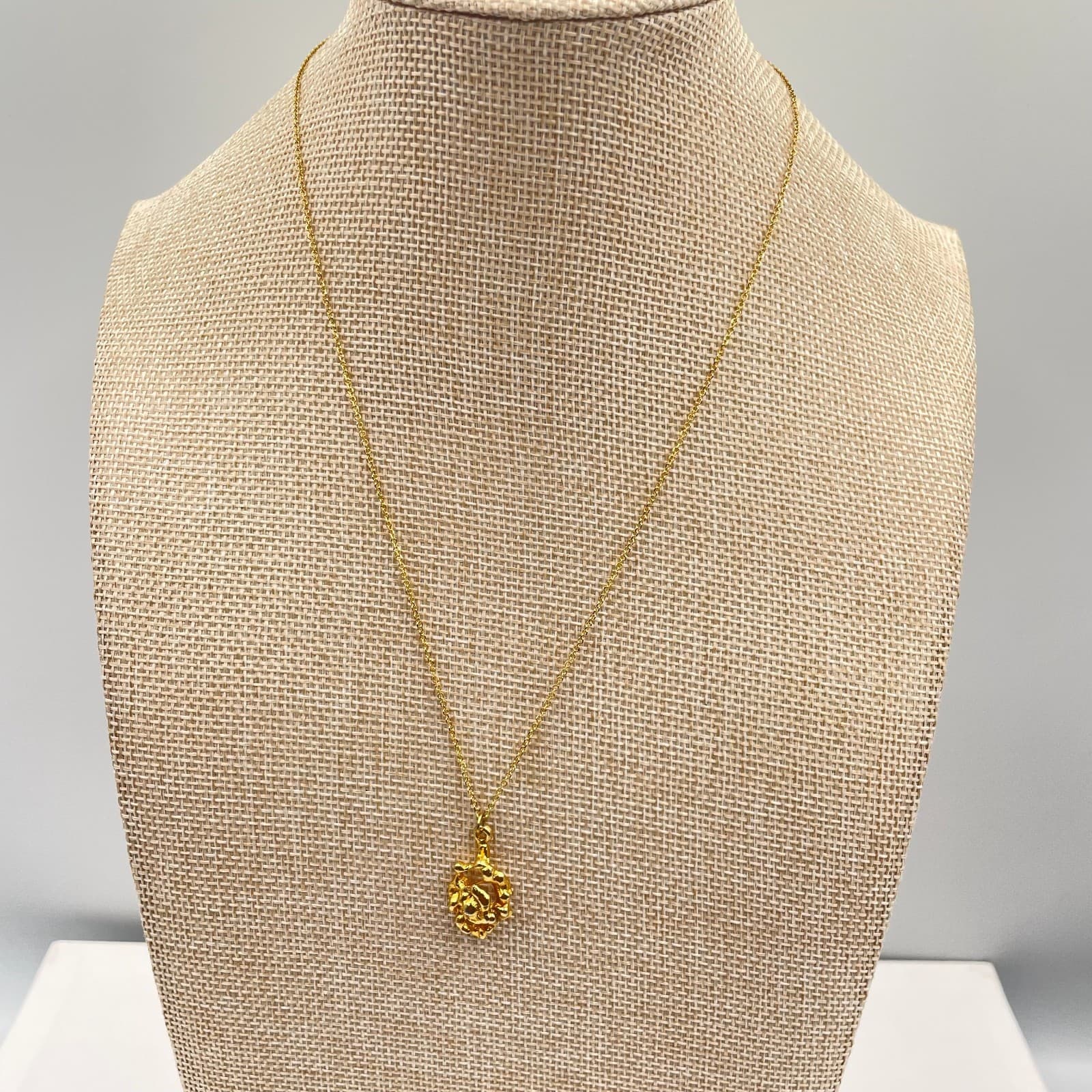 Fashion Gold-Tone Chain Classic Metal Nugget-Shaped Pendant Push Lock Necklace - Image 1