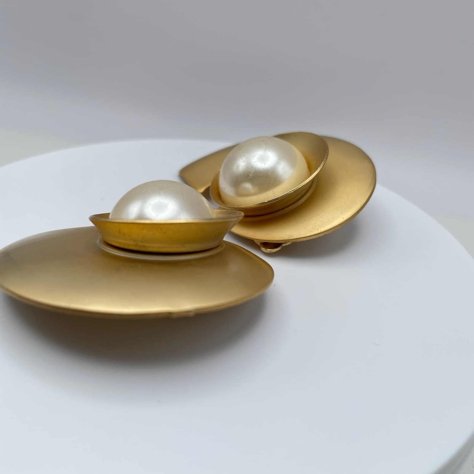 Vintage 80s Gold Tone Abstract Nautilus Shell Faux Pearl Statement Earrings - Thumbnail 8