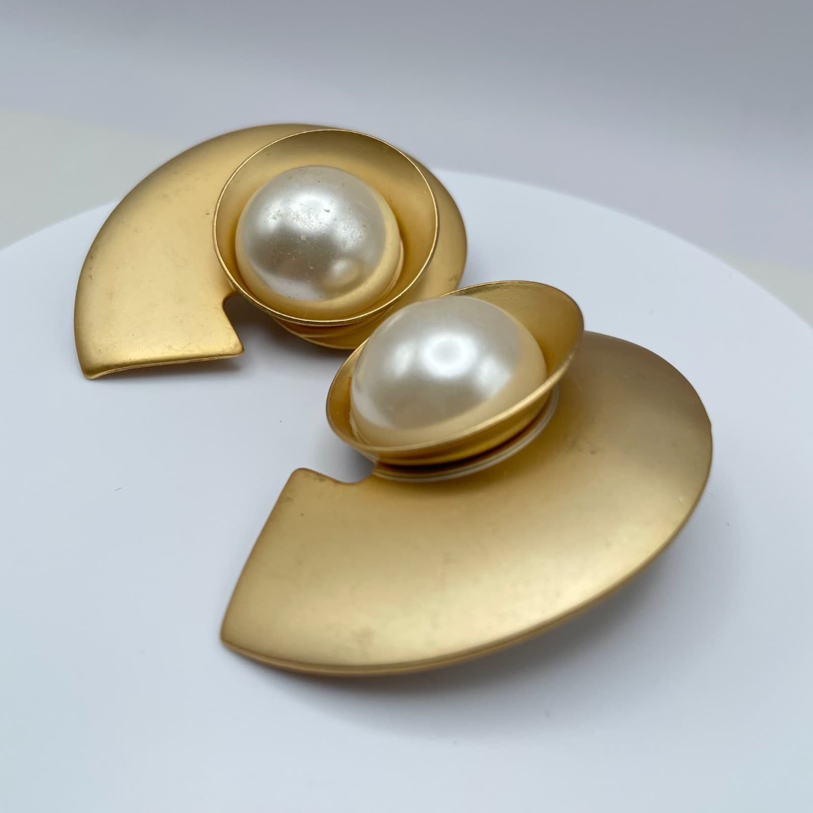 Vintage 80s Gold Tone Abstract Nautilus Shell Faux Pearl Statement Earrings - Thumbnail 7
