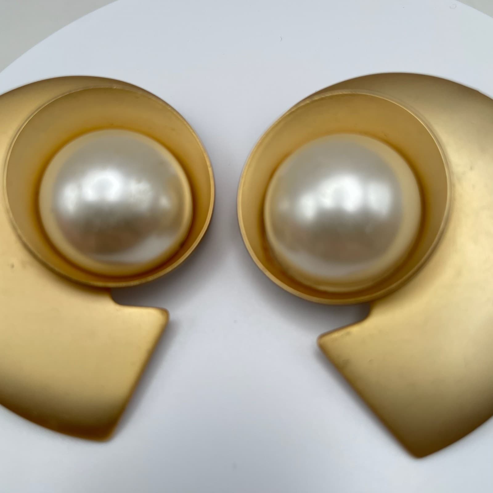Vintage 80s Gold Tone Abstract Nautilus Shell Faux Pearl Statement Earrings - Thumbnail 2