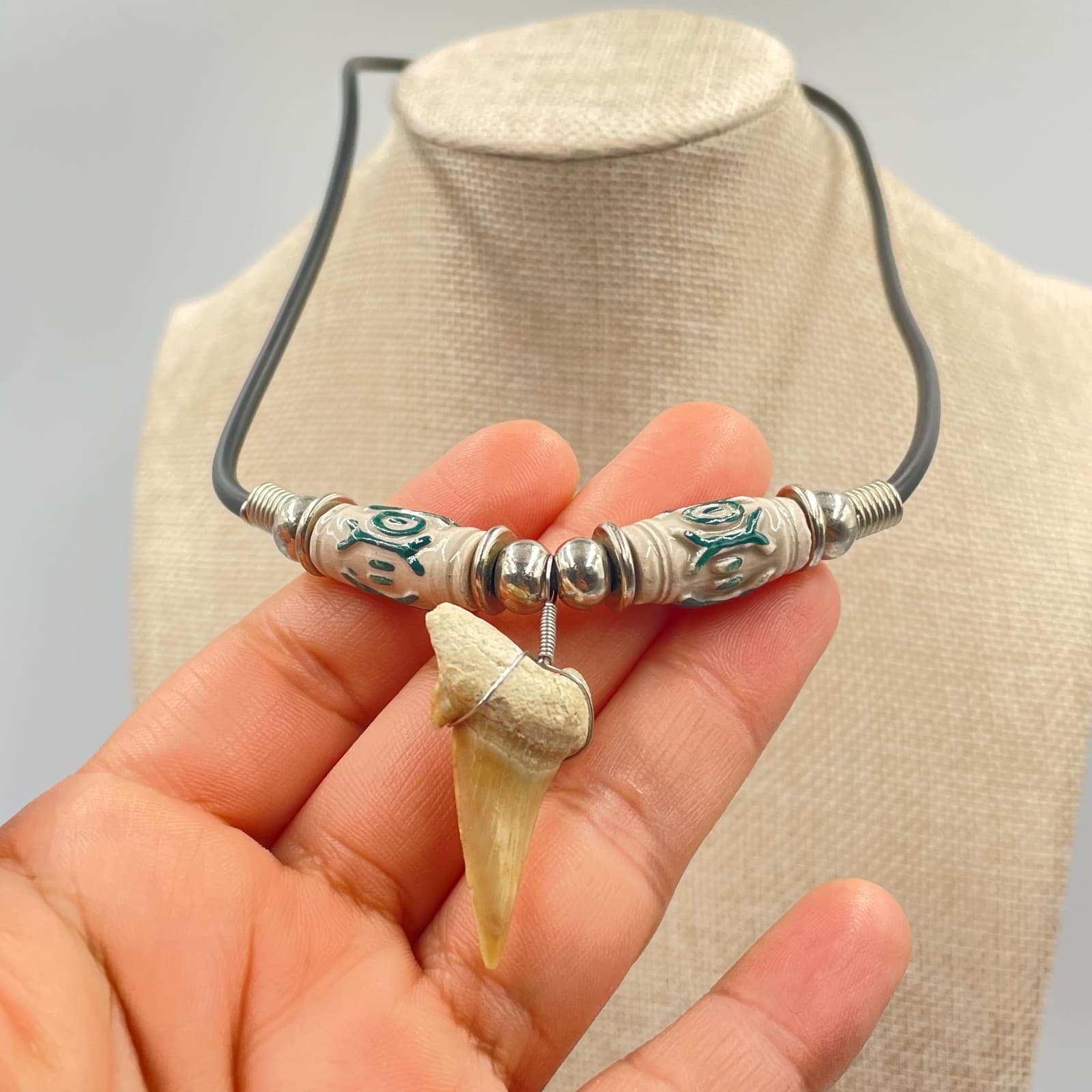 Y2K Bohemian Beachwear Black Cord Wire-Wrapped Shark Tooth Pendant Necklace - Thumbnail 4