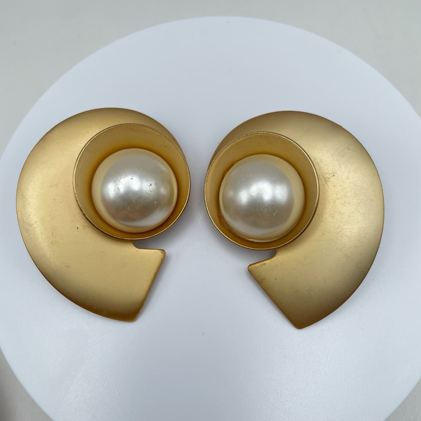 Vintage 80s Gold Tone Abstract Nautilus Shell Faux Pearl Statement Earrings - Thumbnail 6