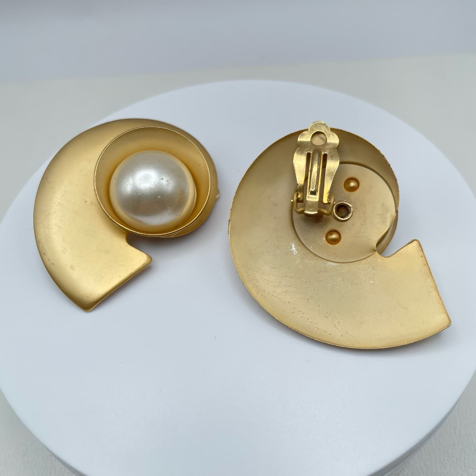 Vintage 80s Gold Tone Abstract Nautilus Shell Faux Pearl Statement Earrings - Thumbnail 3