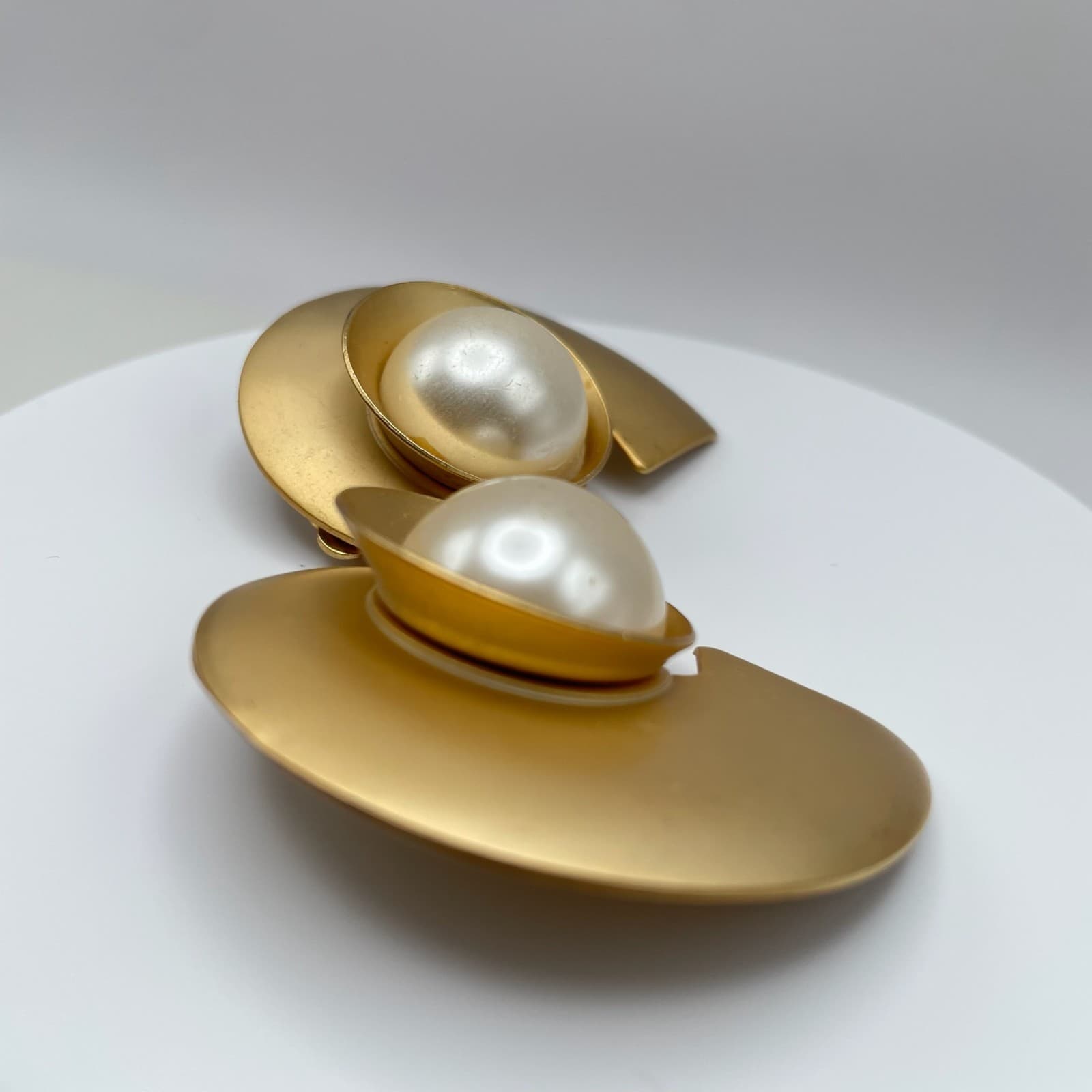 Vintage 80s Gold Tone Abstract Nautilus Shell Faux Pearl Statement Earrings - Thumbnail 10