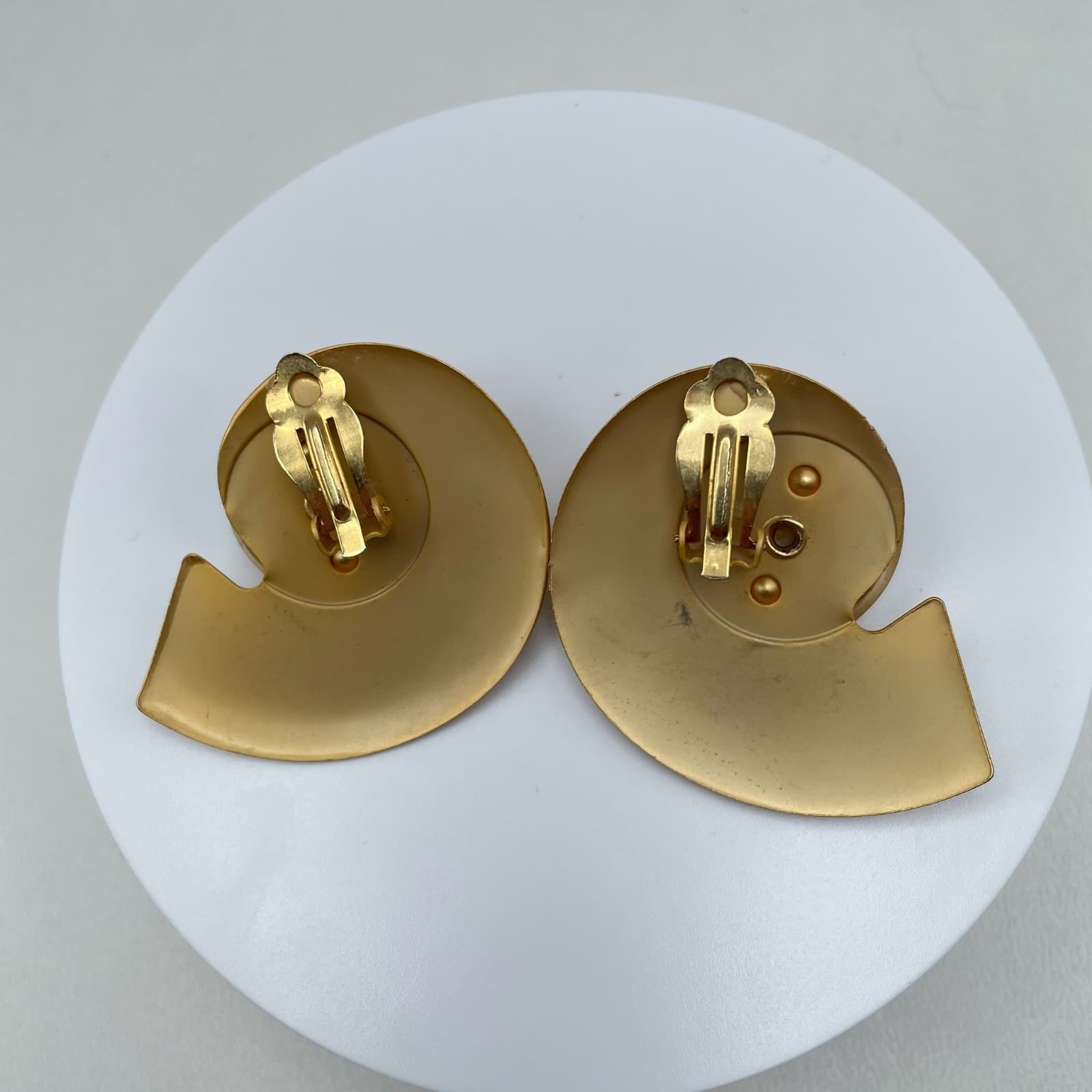 Vintage 80s Gold Tone Abstract Nautilus Shell Faux Pearl Statement Earrings - Thumbnail 5