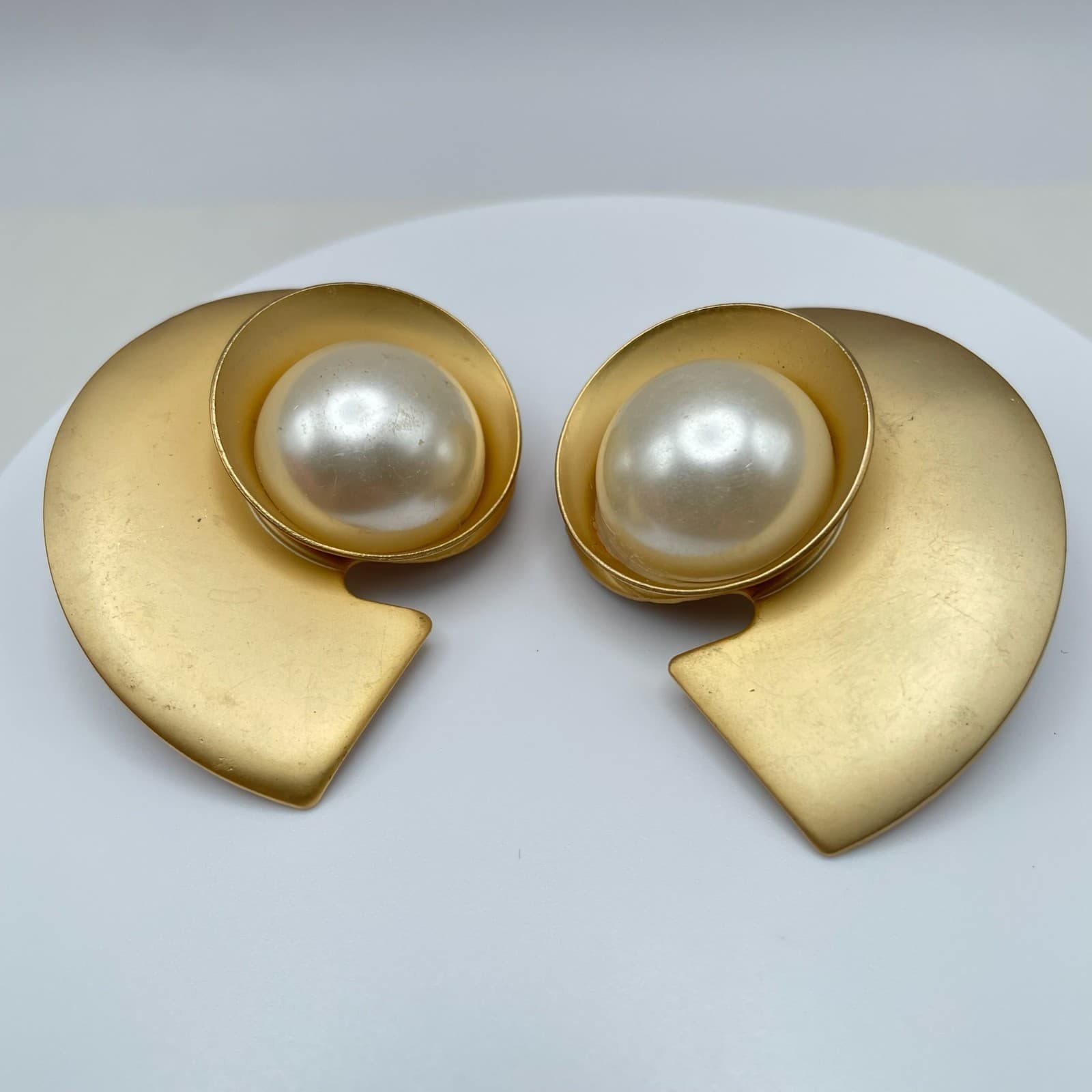 Vintage 80s Gold Tone Abstract Nautilus Shell Faux Pearl Statement Earrings - Image 1