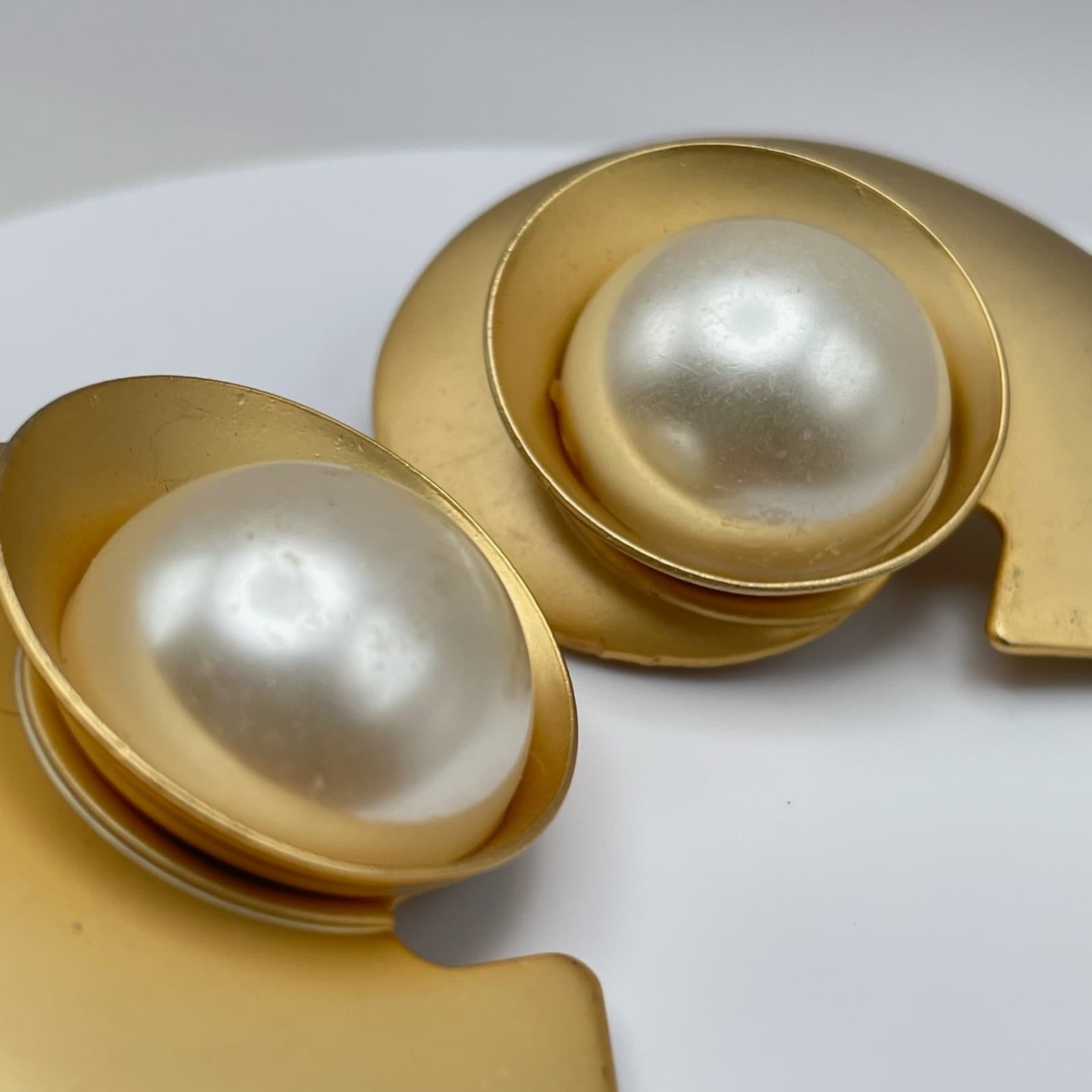 Vintage 80s Gold Tone Abstract Nautilus Shell Faux Pearl Statement Earrings - Thumbnail 11